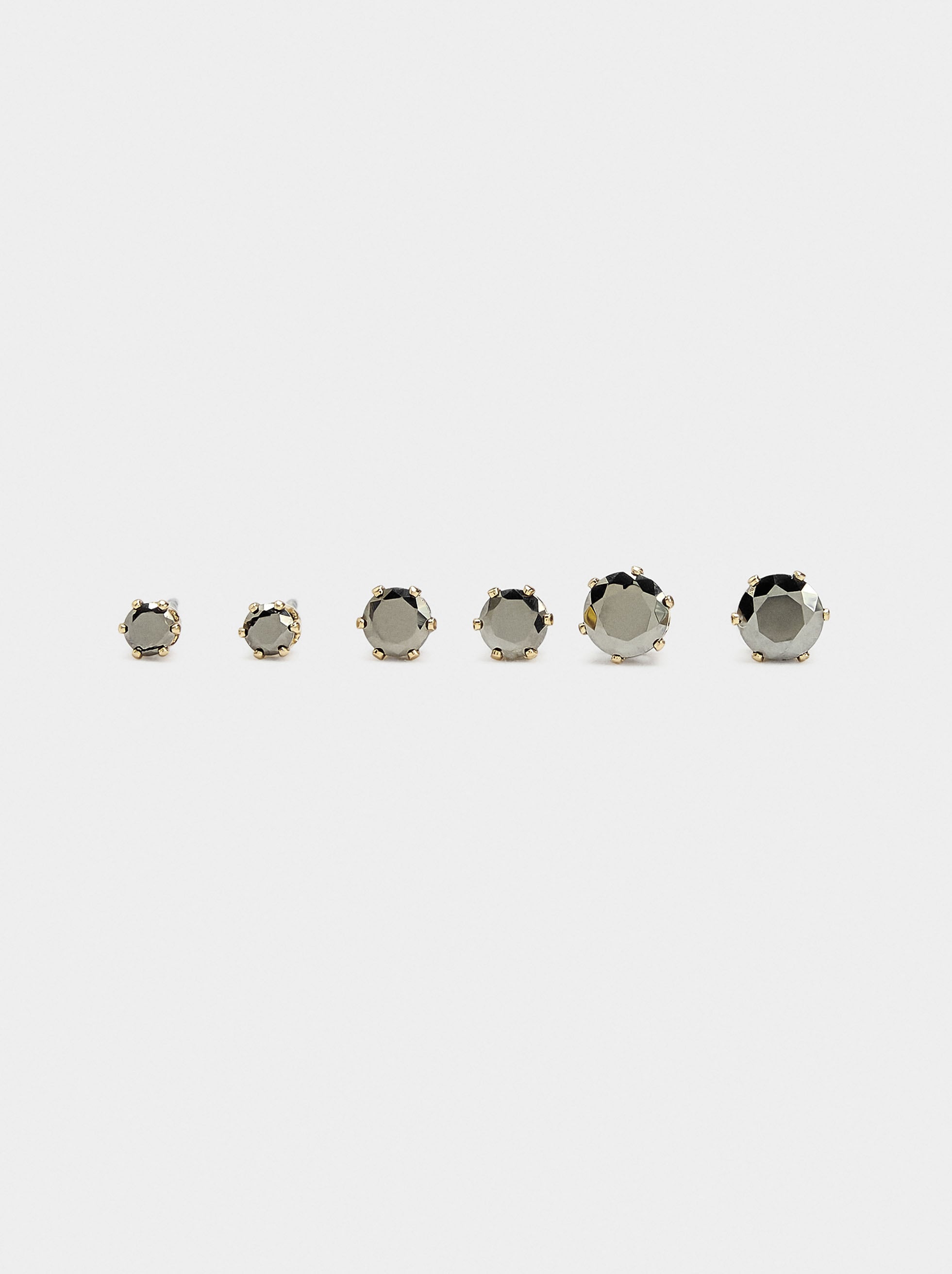 Set De Pendientes Cortos Con Brillo