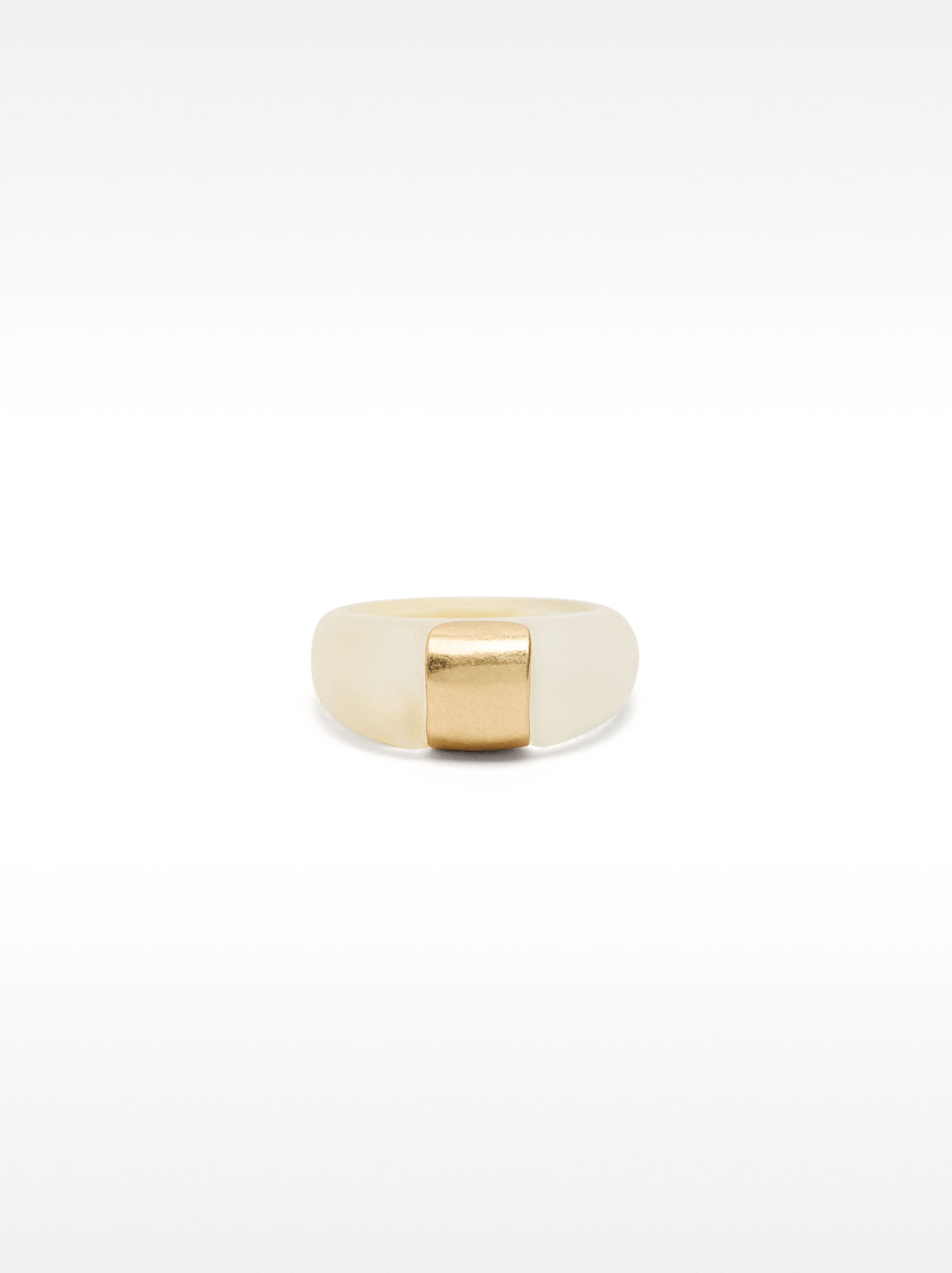 Anillo De Resina Con Detalle Metálico