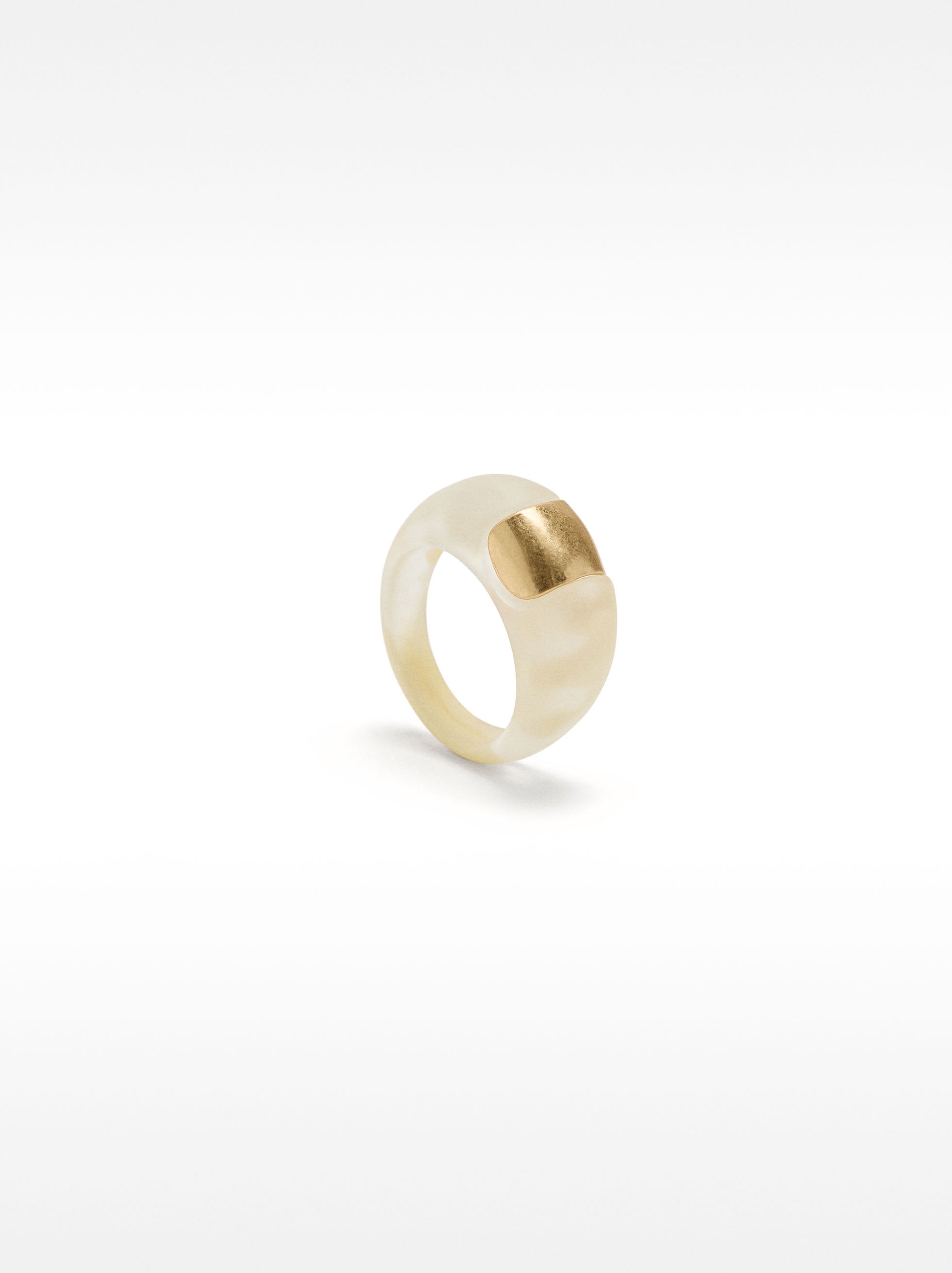 Anillo De Resina Con Detalle Metálico