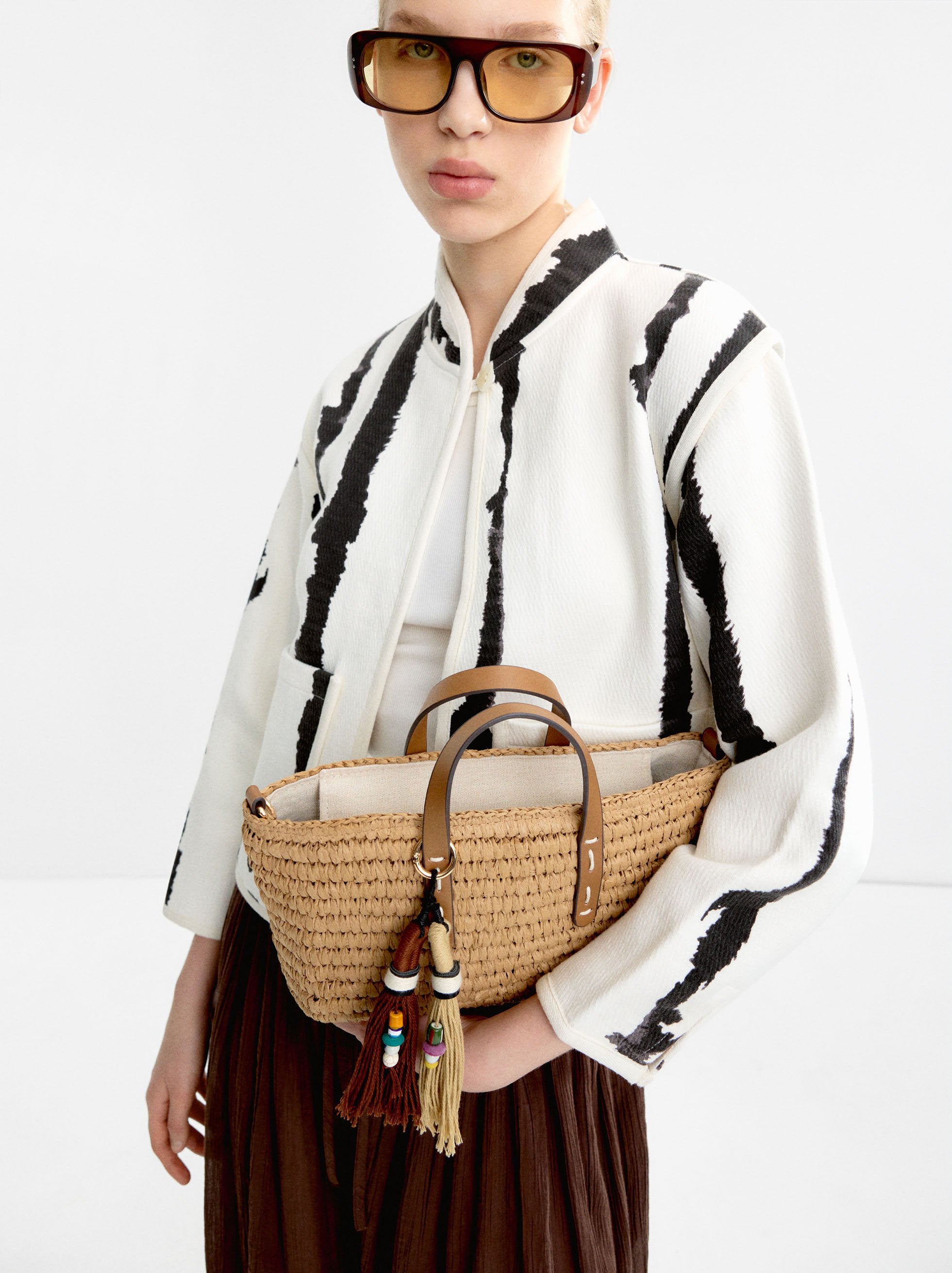 Bolso Tote Con Efecto Rafia Y Colgante M