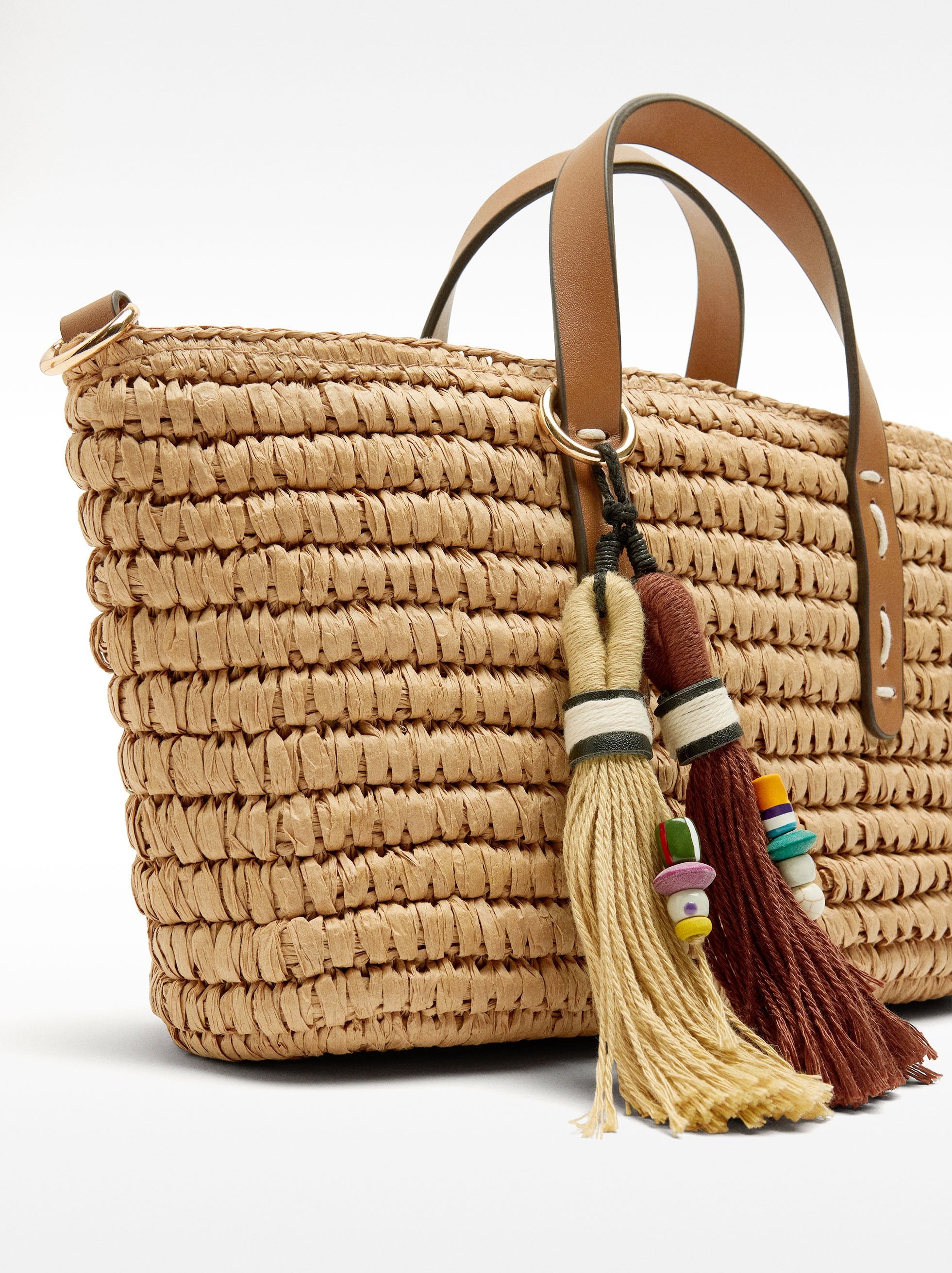 Bolso Tote Con Efecto Rafia Y Colgante M