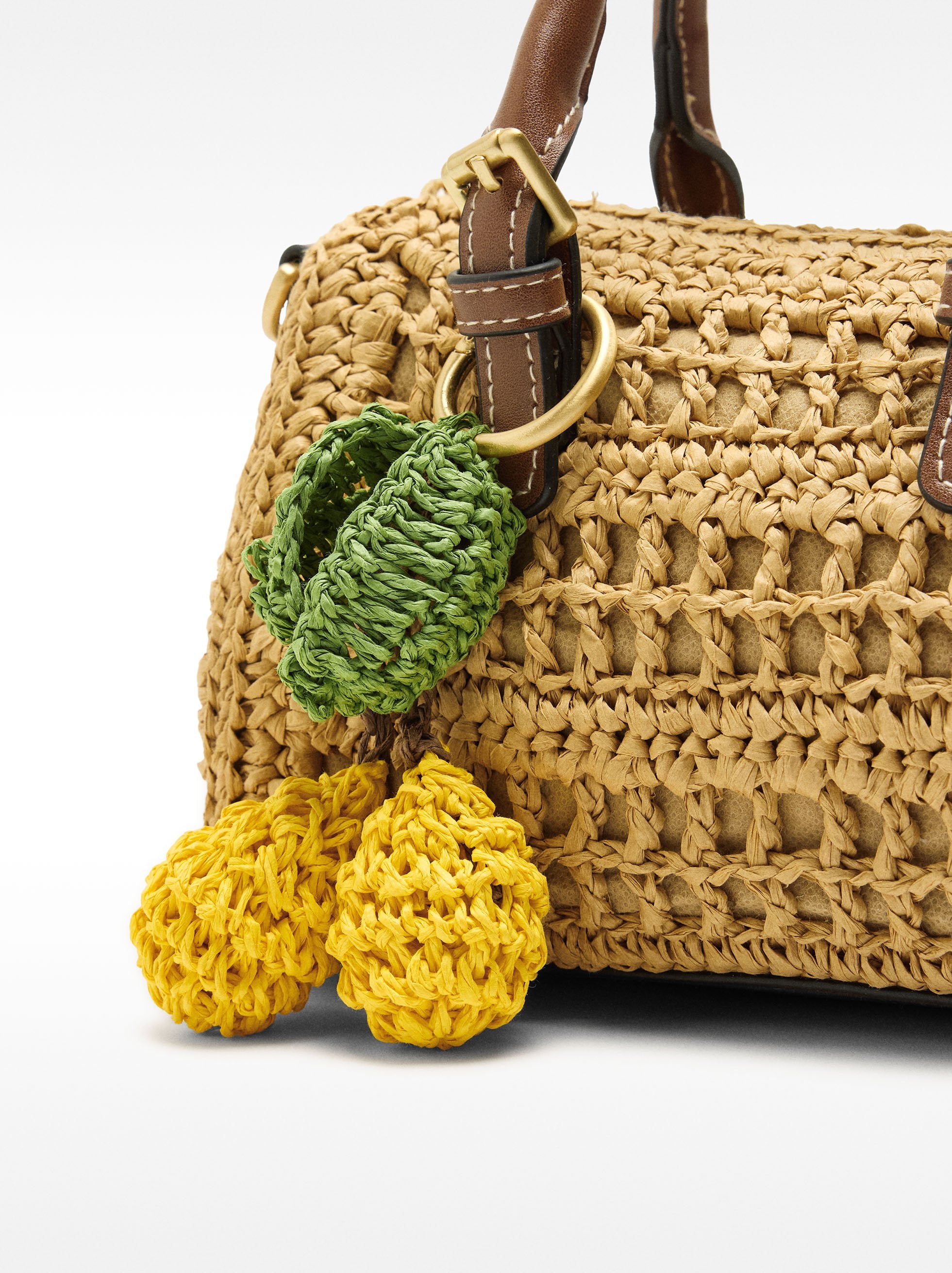 Bolso Tote De Efecto Rafia Con Colgante