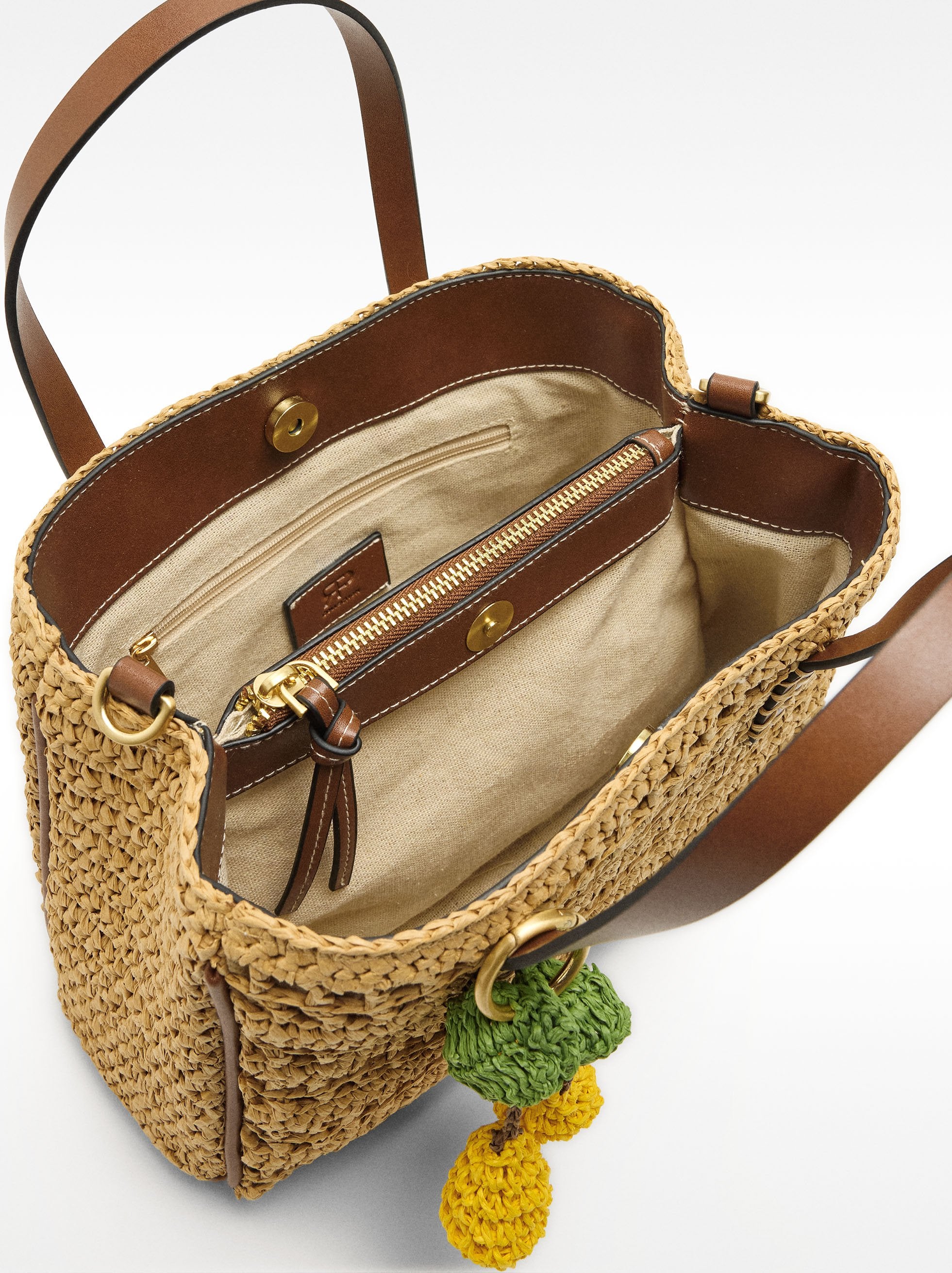 Bolso Tote De Efecto Rafia Con Colgante