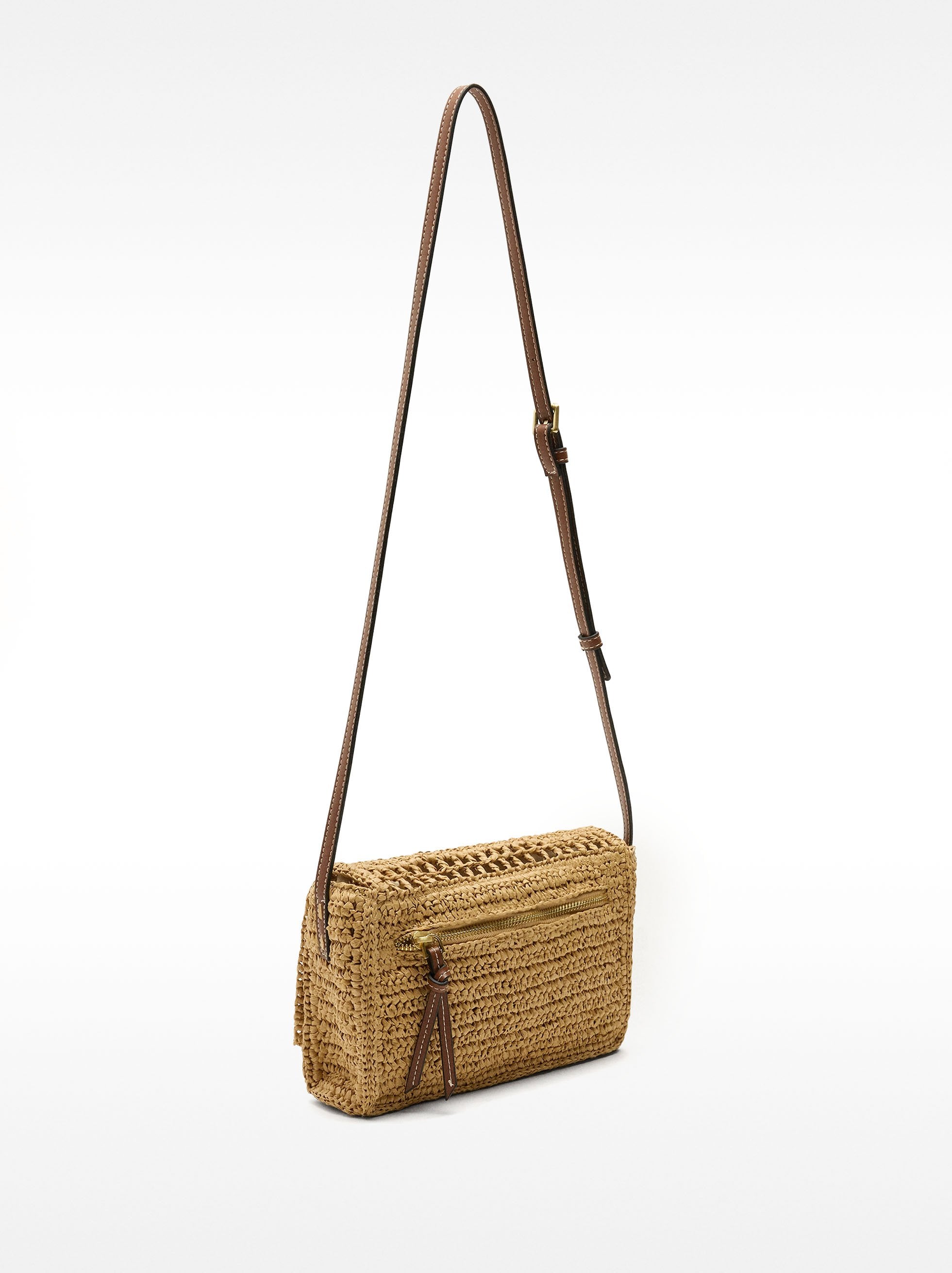 Bolso Bandolera Efecto Rafia Con Solapa