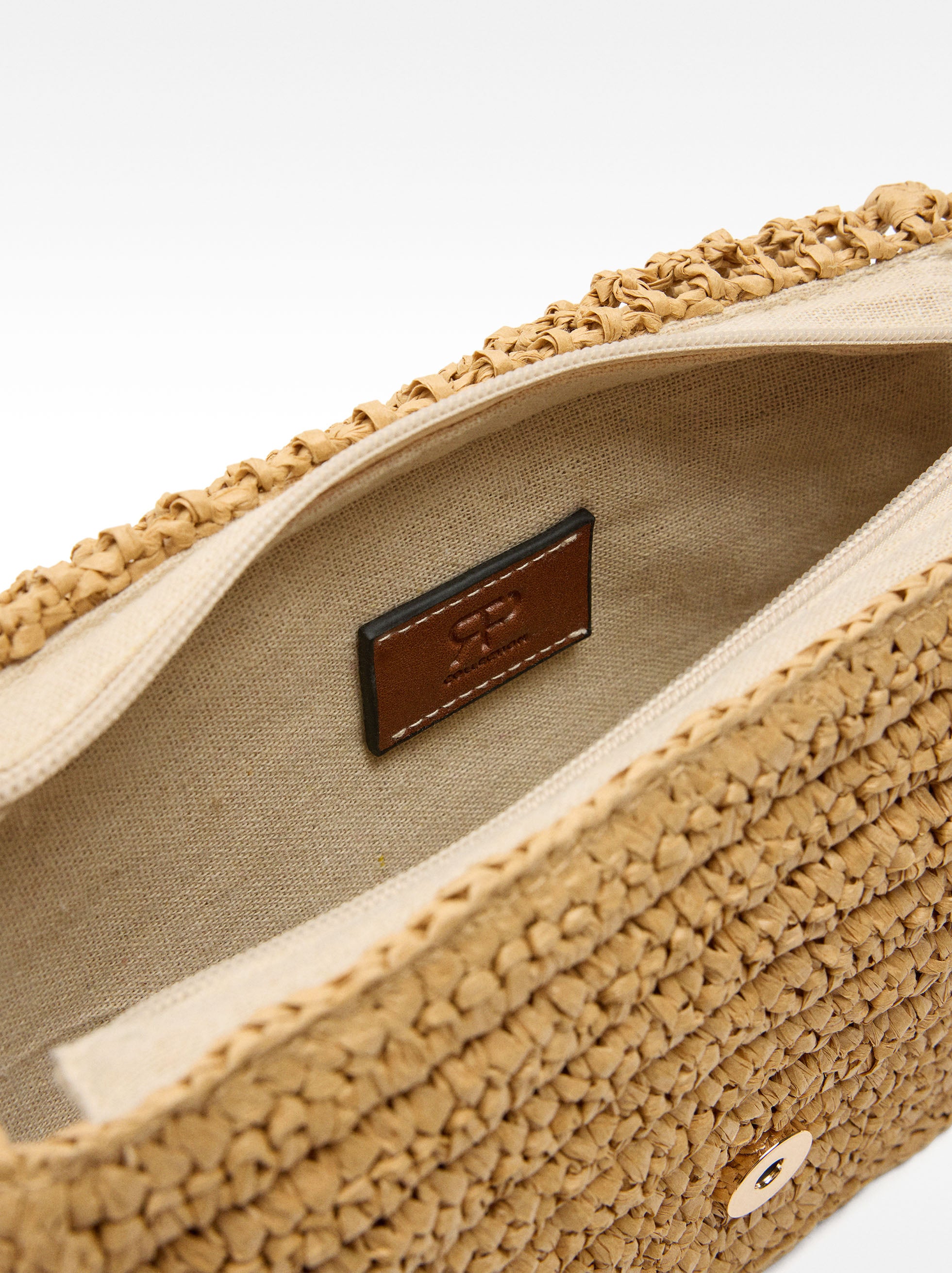 Bolso Bandolera Efecto Rafia Con Solapa