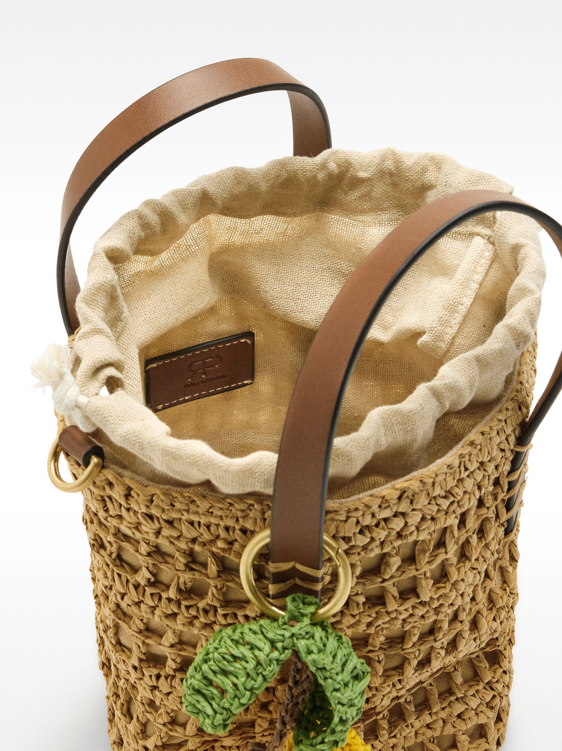 Bolso Bombonera Efecto Rafia Con Detalle Colgante