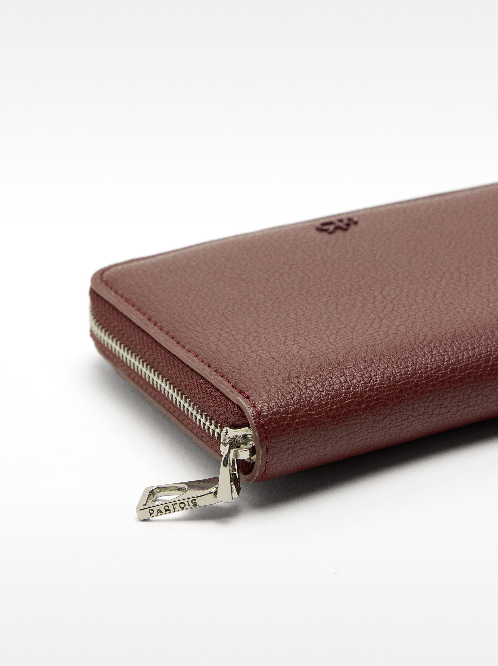 Cartera Con Textura Y Cierre De Cremallera