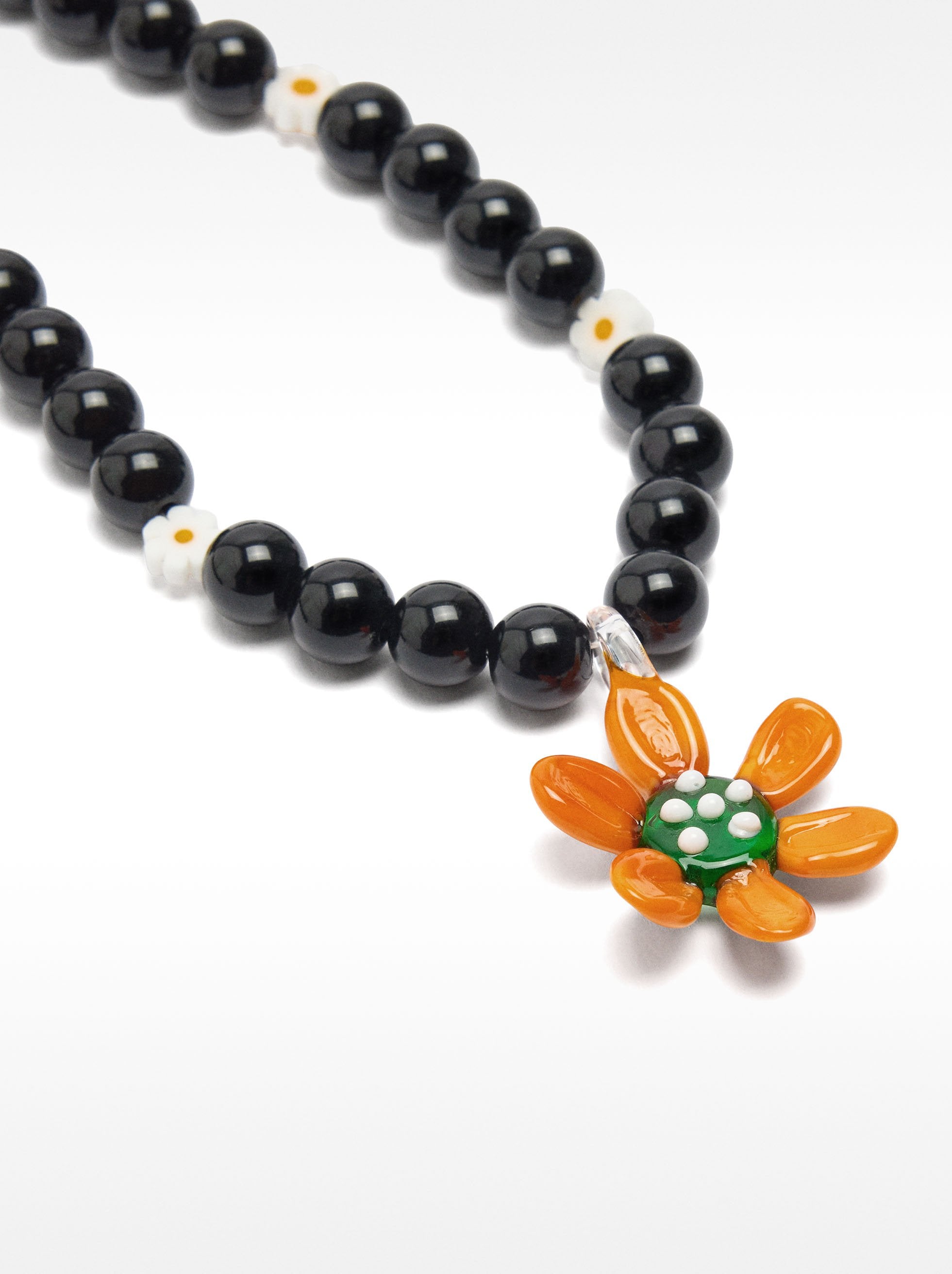 Collar Corto De Cuentas Con Flor