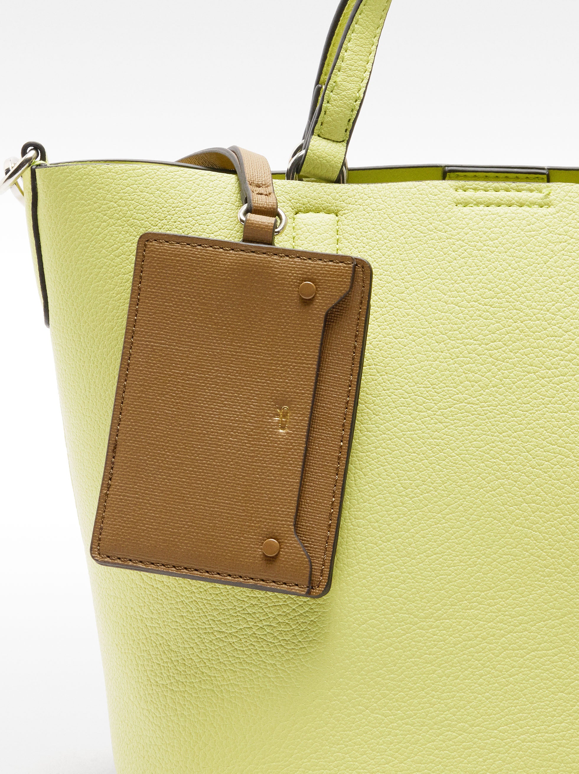 Bolso Tote Con Colgante