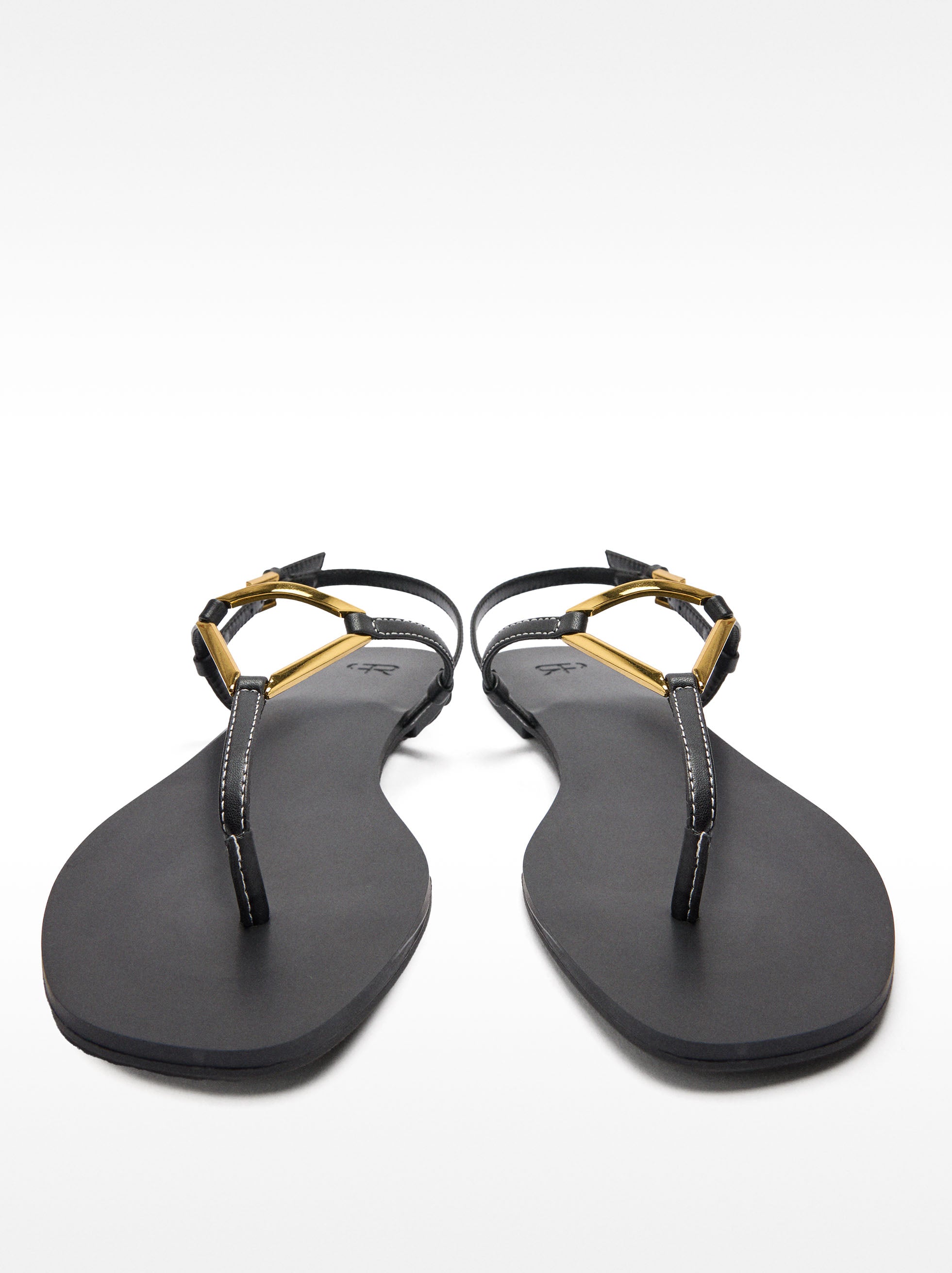 Sandalias Planas Con Tiras Y Detalle Metálico
