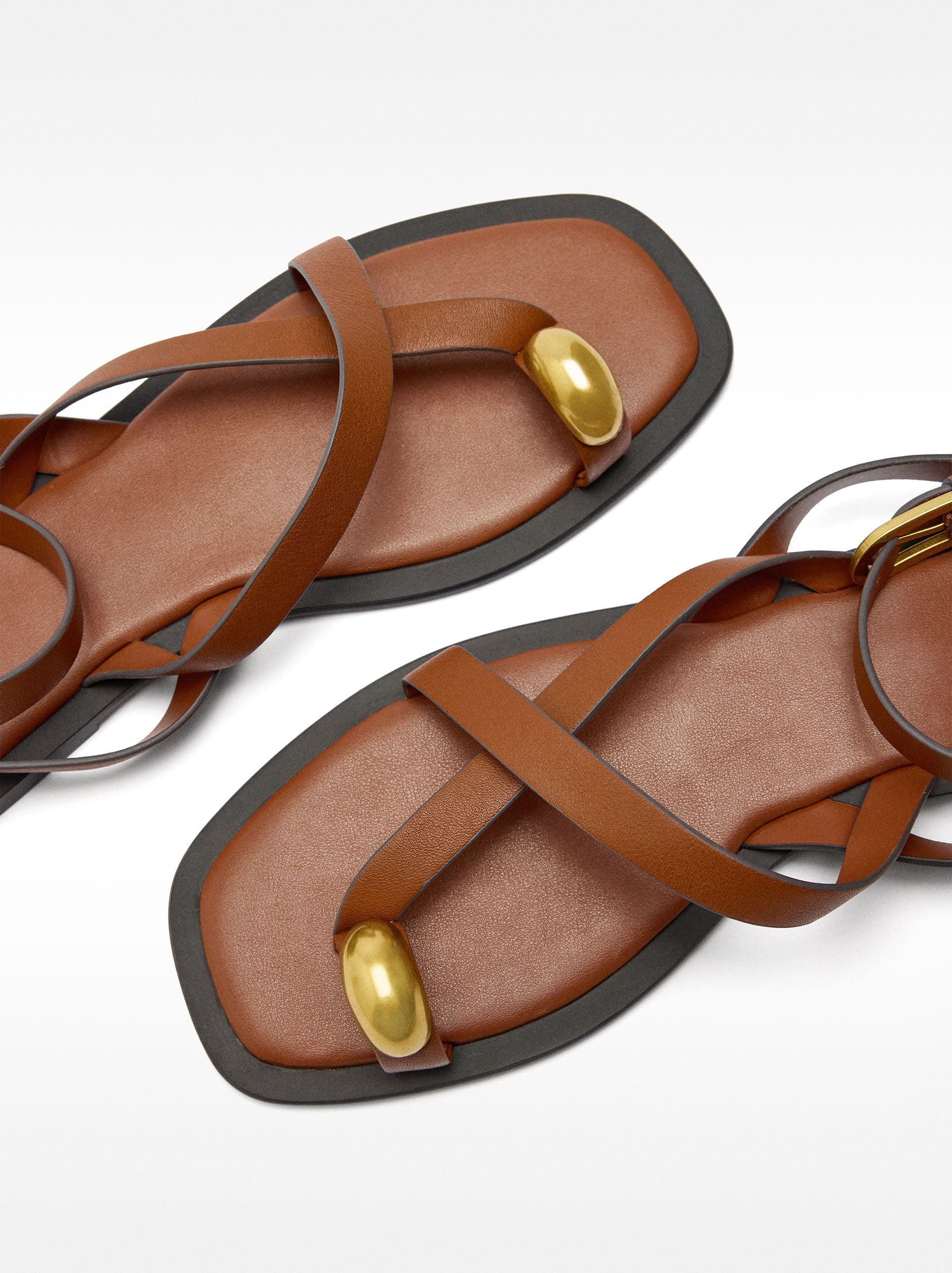 Sandalias De Piel Con Tiras Detalle Metálico