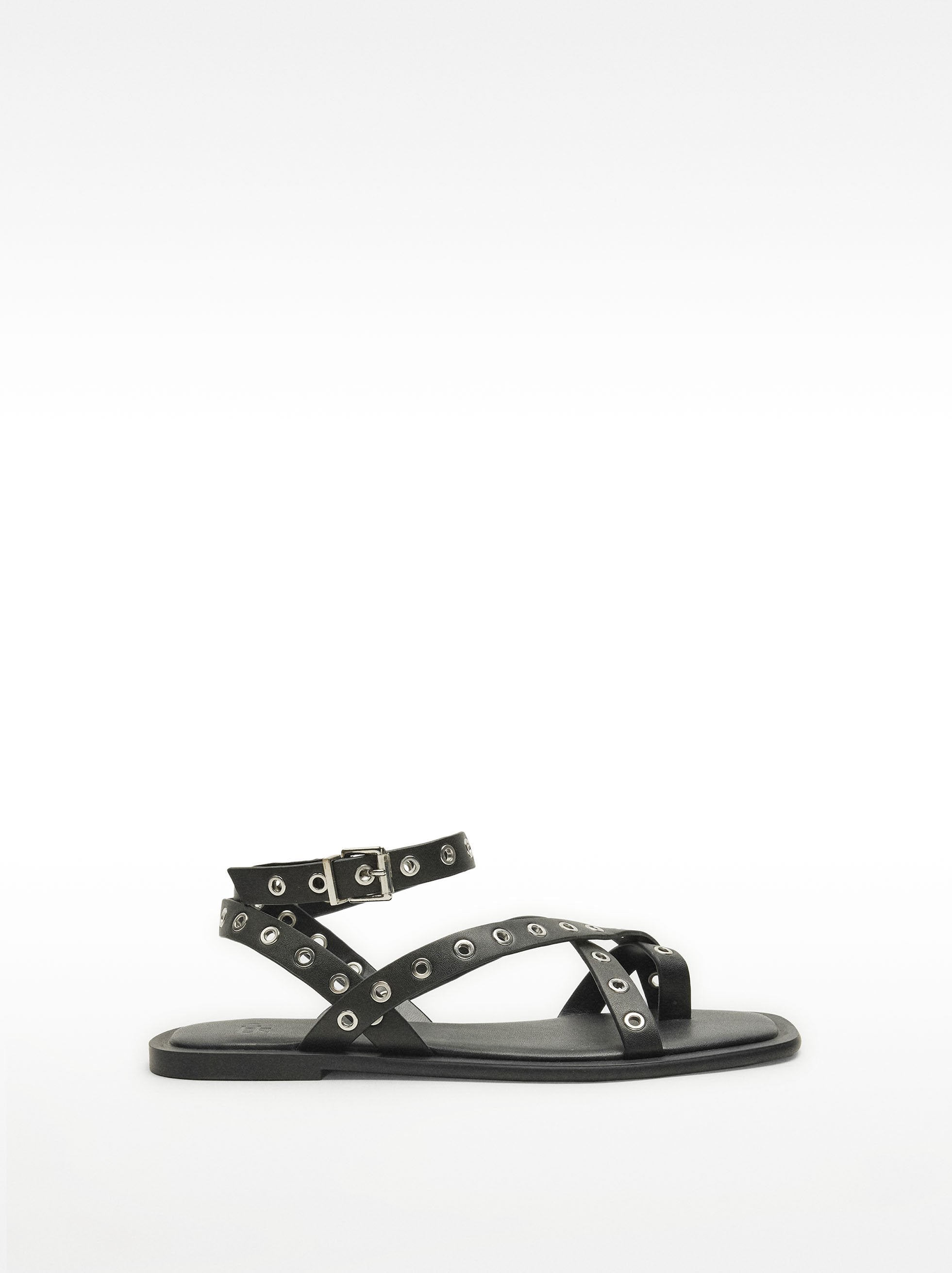 Sandalias Planas Con Tiras Y Tachuelas