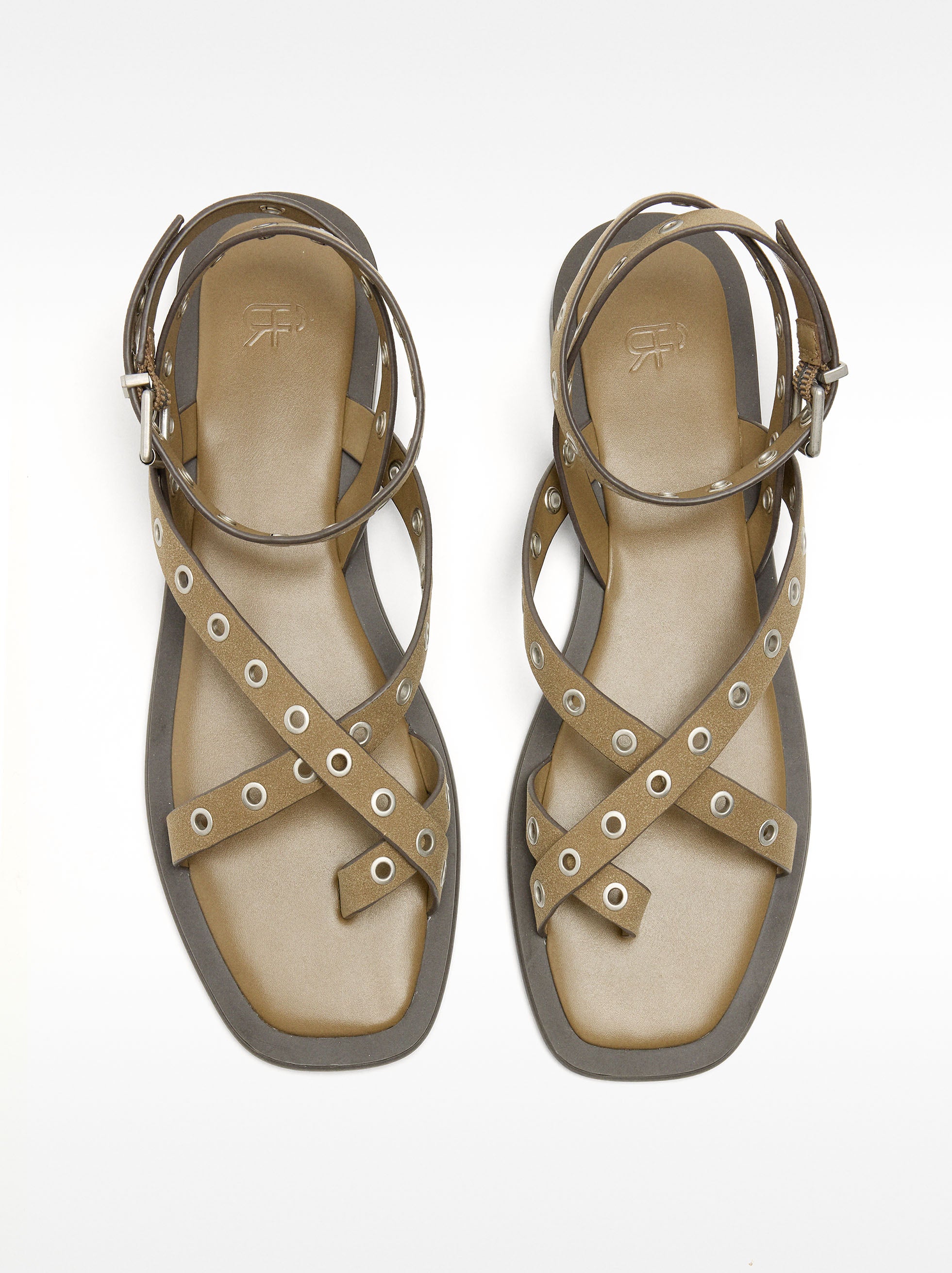Sandalias Planas Con Tiras Y Tachuelas