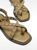 Sandalias Planas Con Tiras Y Tachuelas