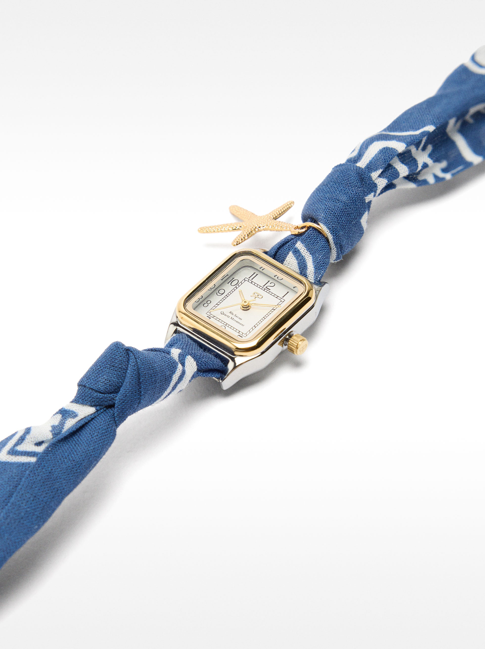 Reloj Con Correa De Tela Y Charms