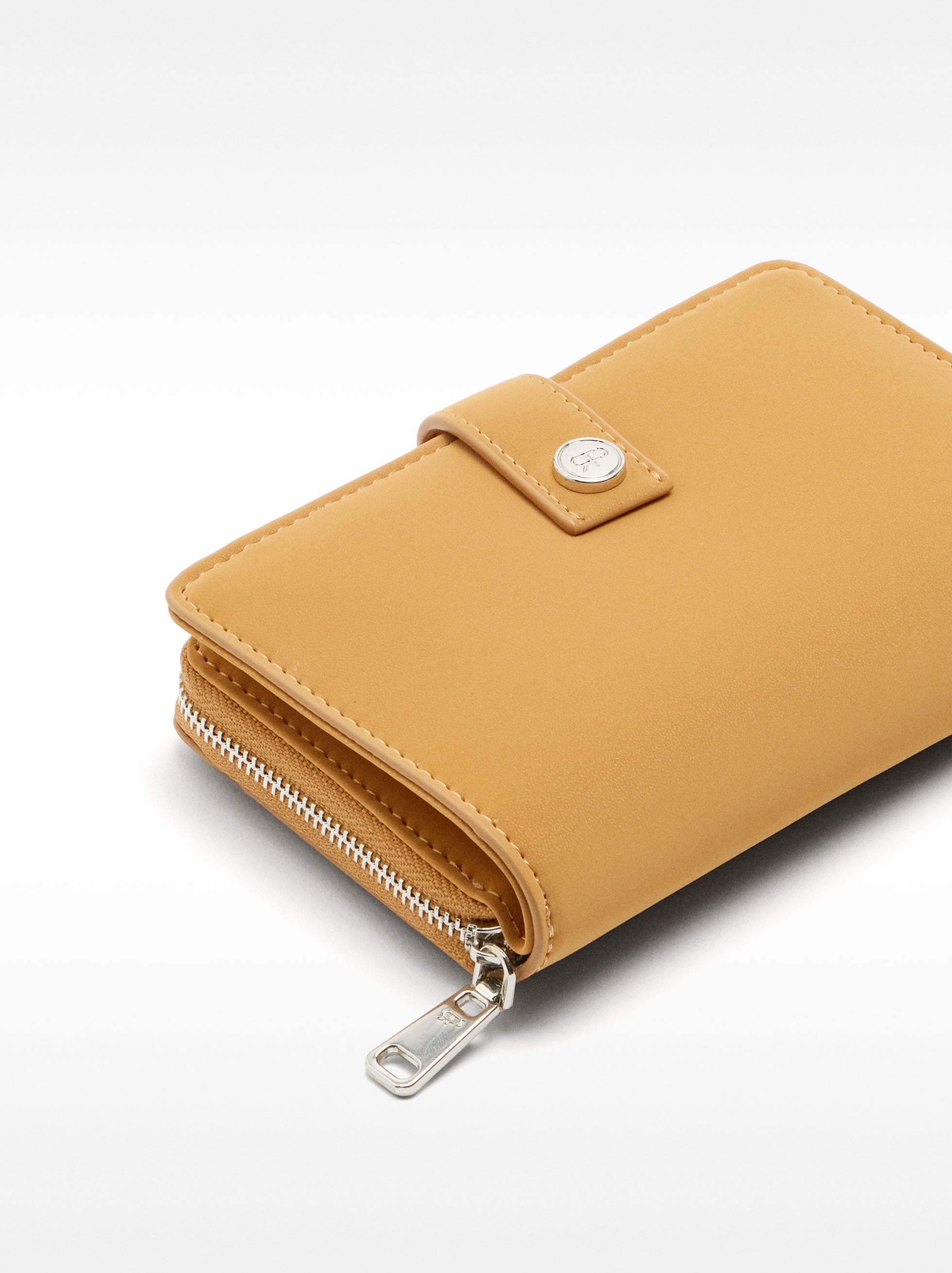 Cartera Con Textura Suave
