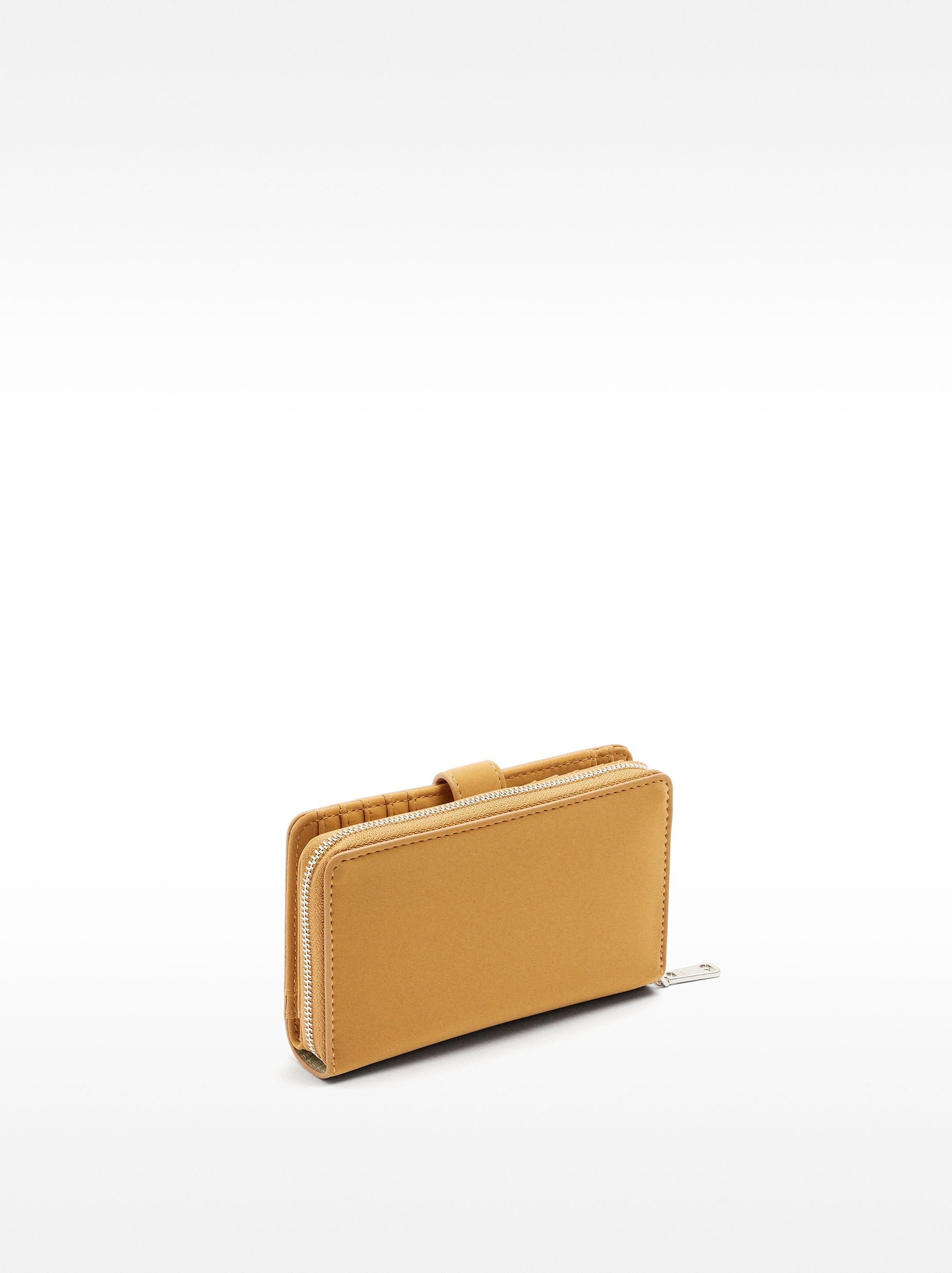 Cartera Con Textura Suave