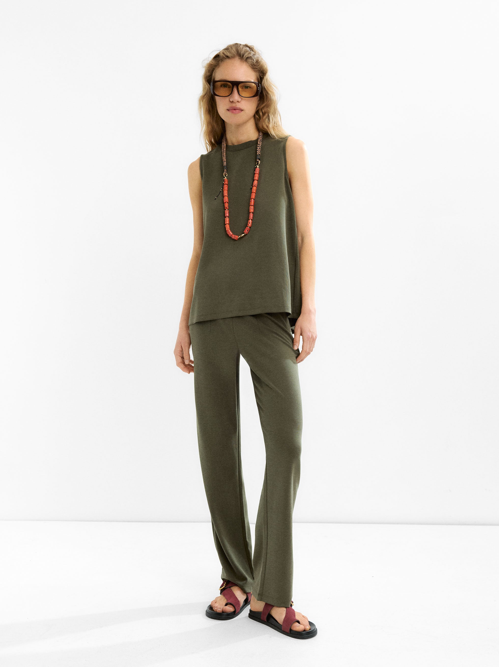 Pantalón Con Pinzas Y Cintura Elástica