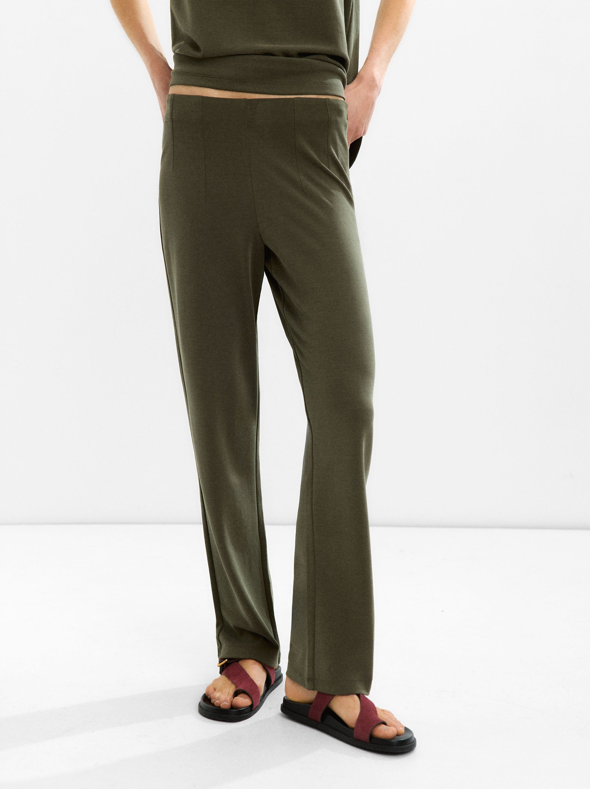 Pantalón Con Pinzas Y Cintura Elástica