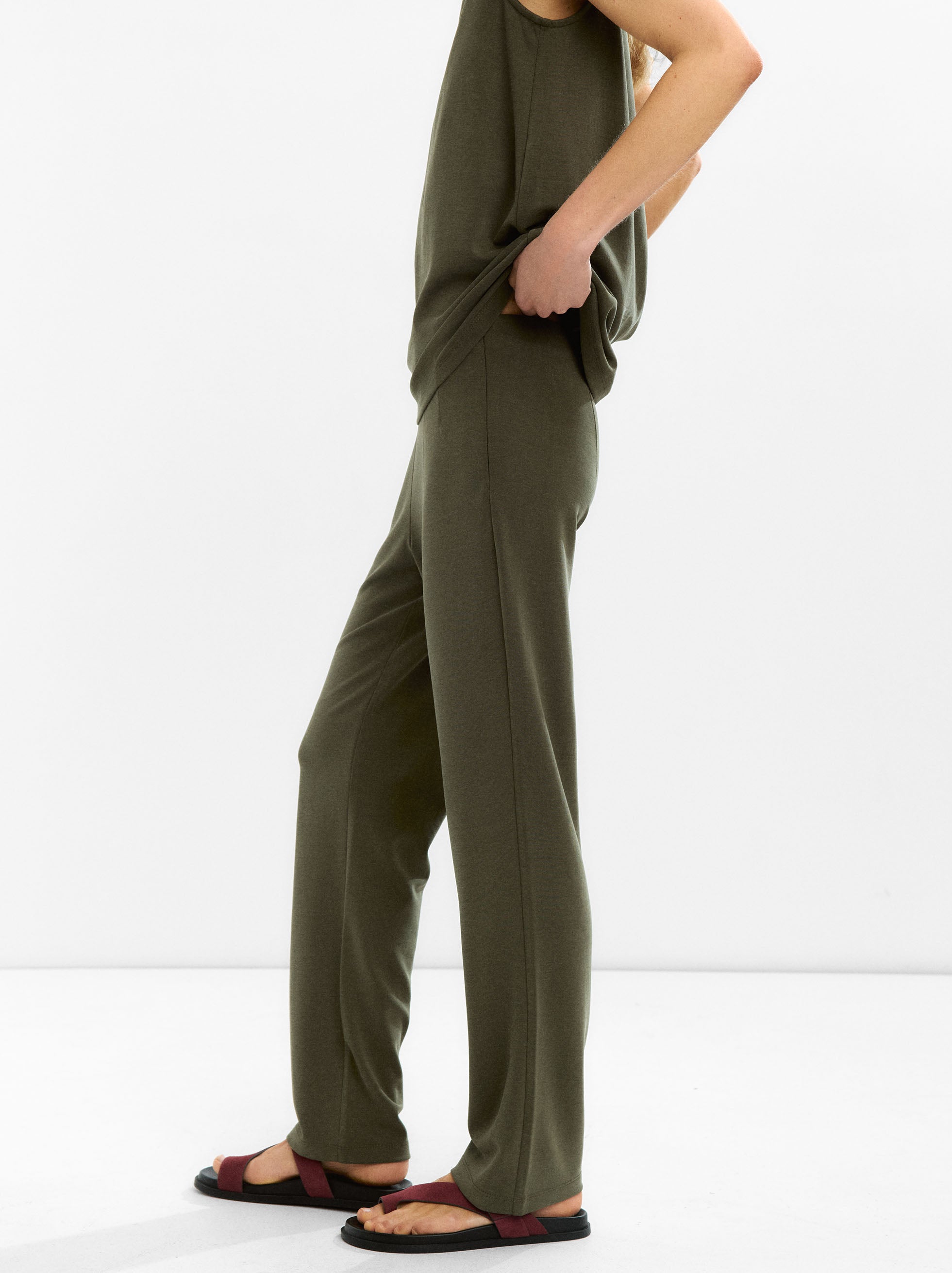 Pantalón Con Pinzas Y Cintura Elástica