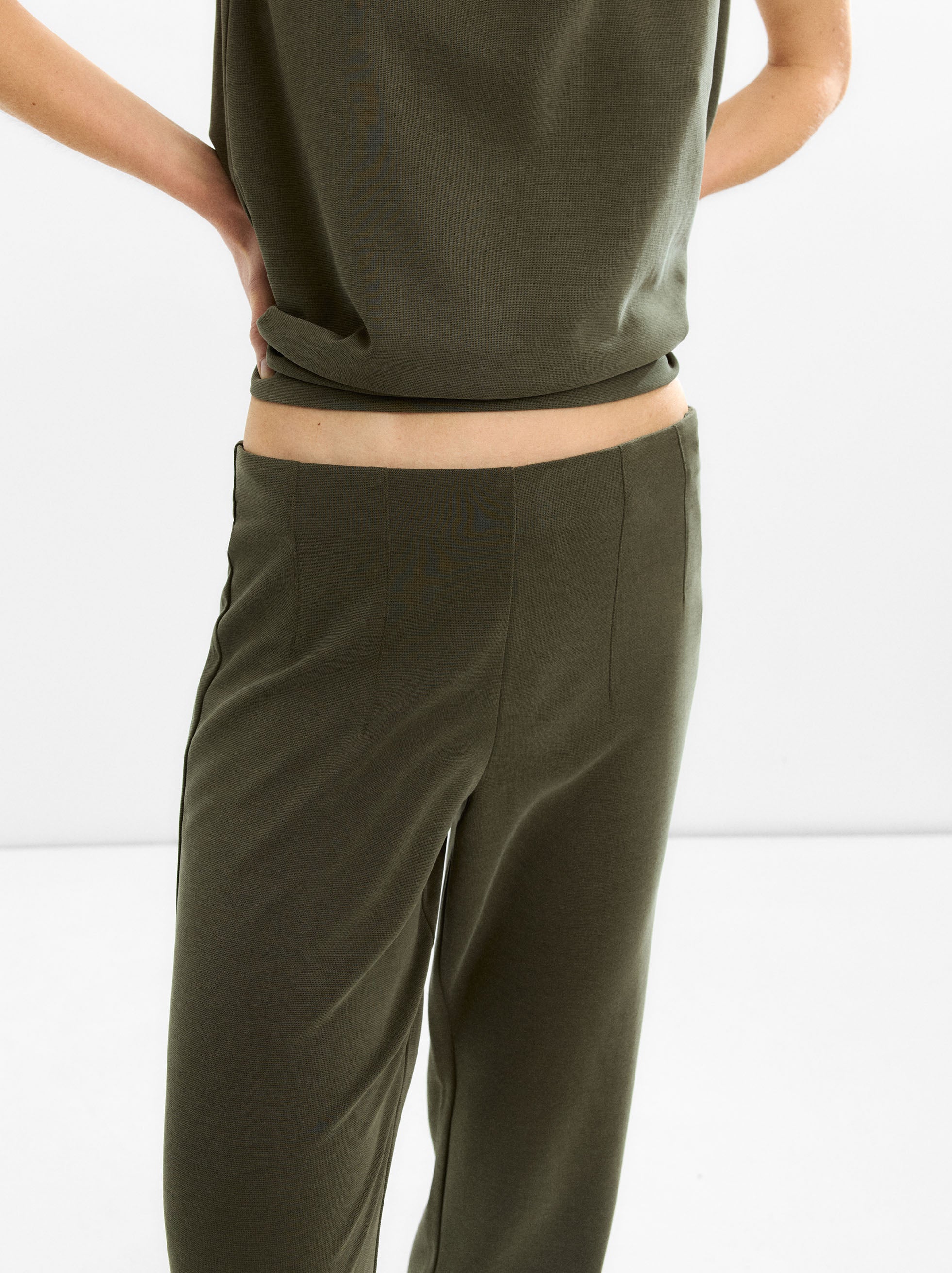 Pantalón Con Pinzas Y Cintura Elástica