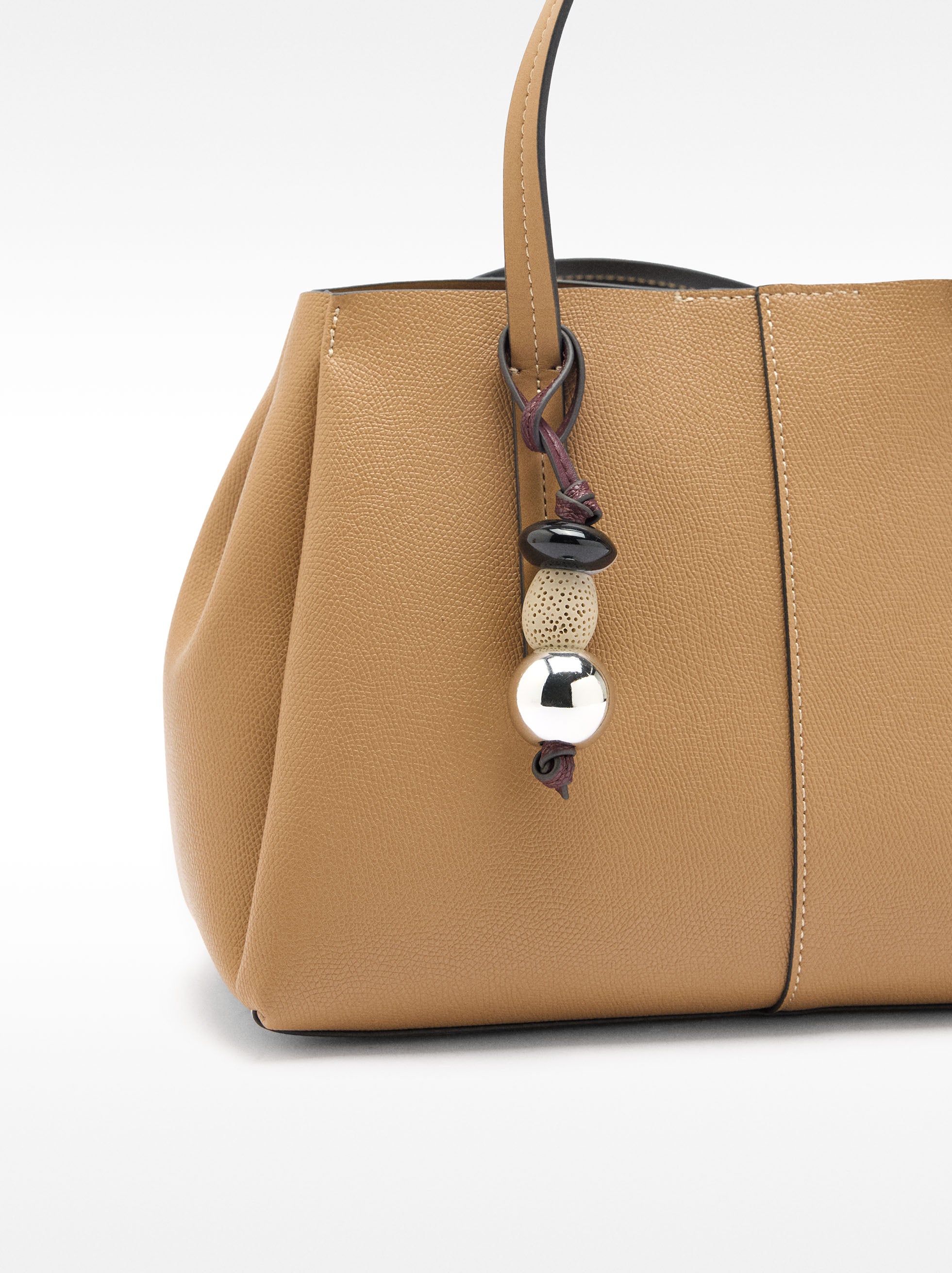 Bolso Tote Con Textura Y Colgante