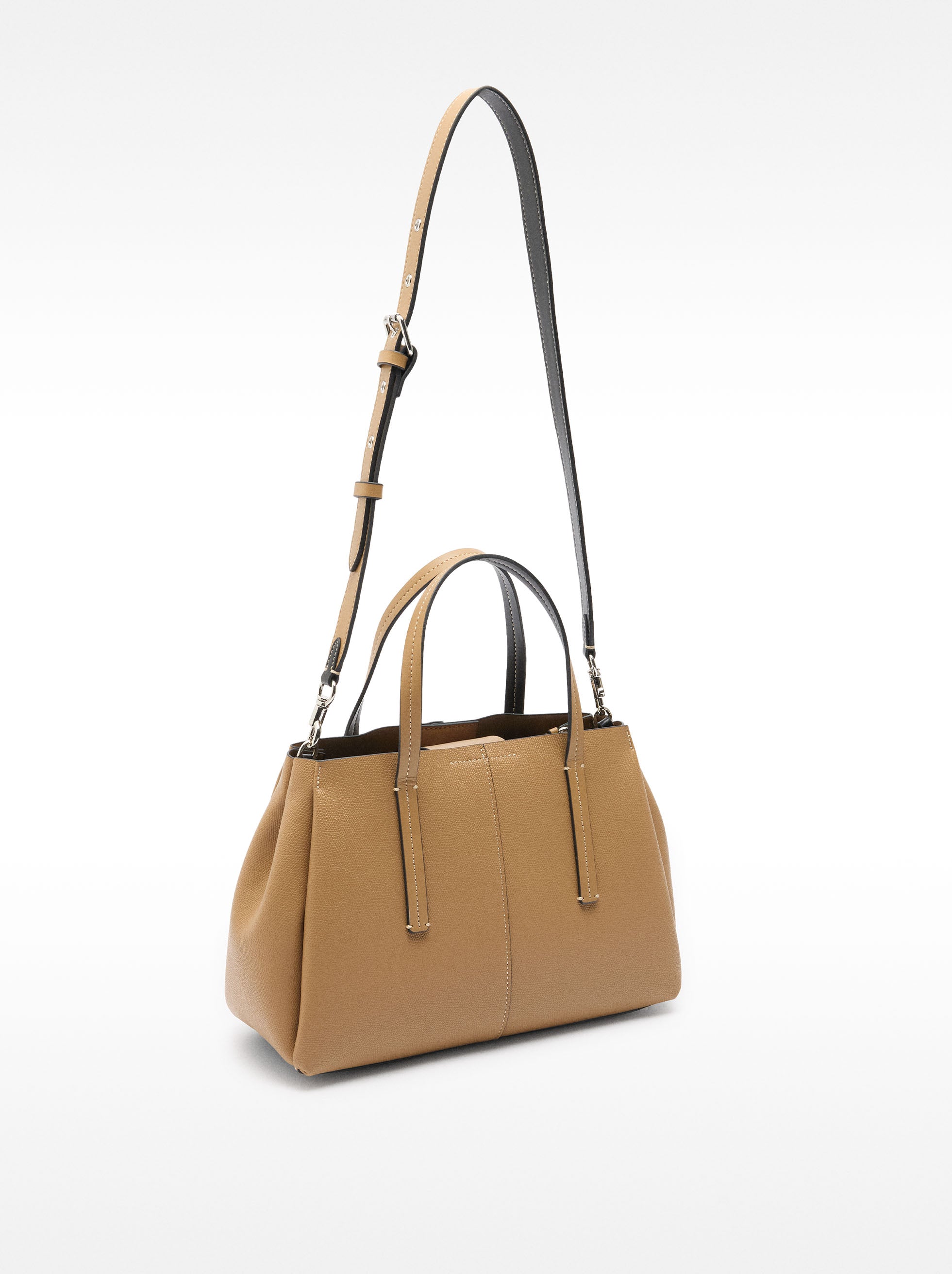 Bolso Tote Con Textura Y Colgante