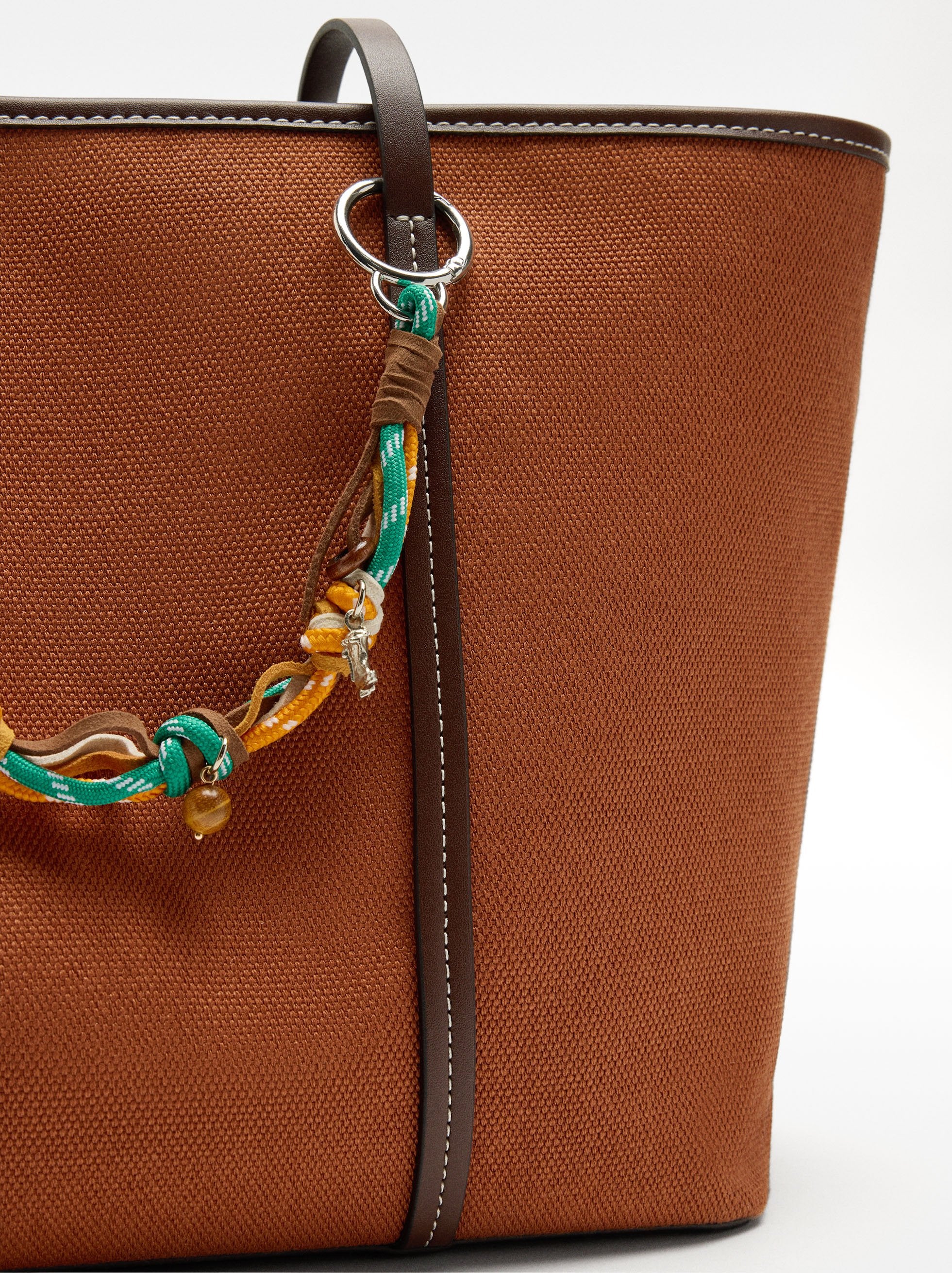 Bolso Shopper En Tejido Con Colgante