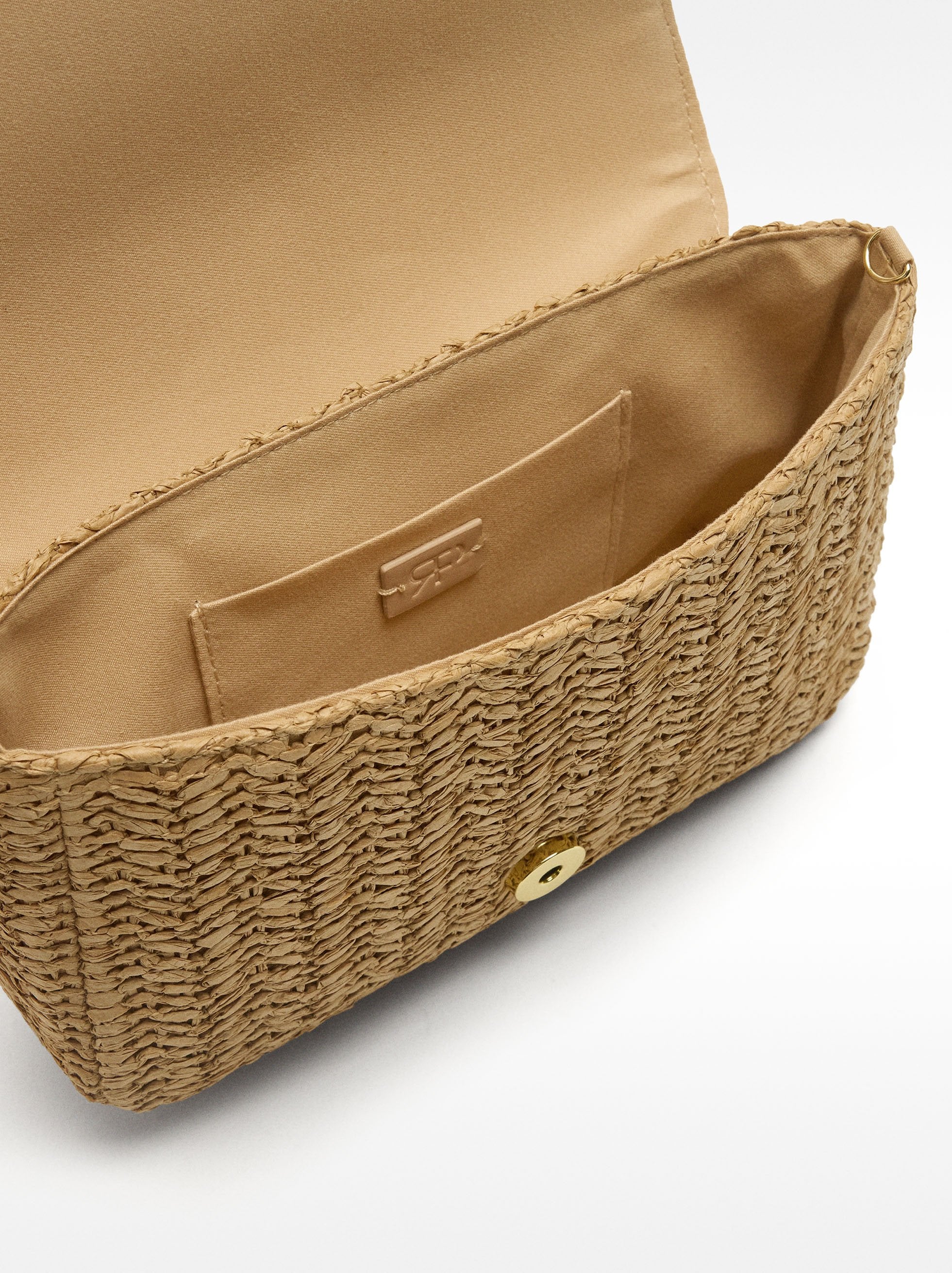 Bolso De Mano Con Efecto Rafia Y Solapa