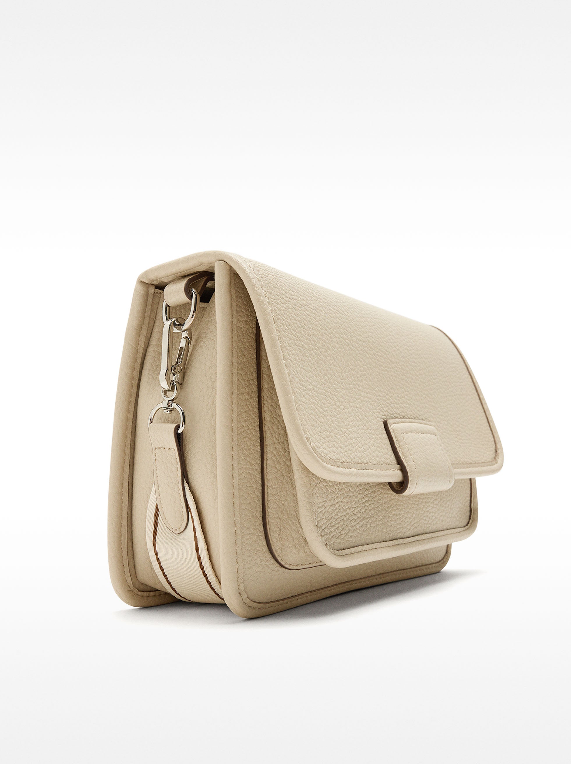 Bolso Bandolera Con Textura Y Solapa