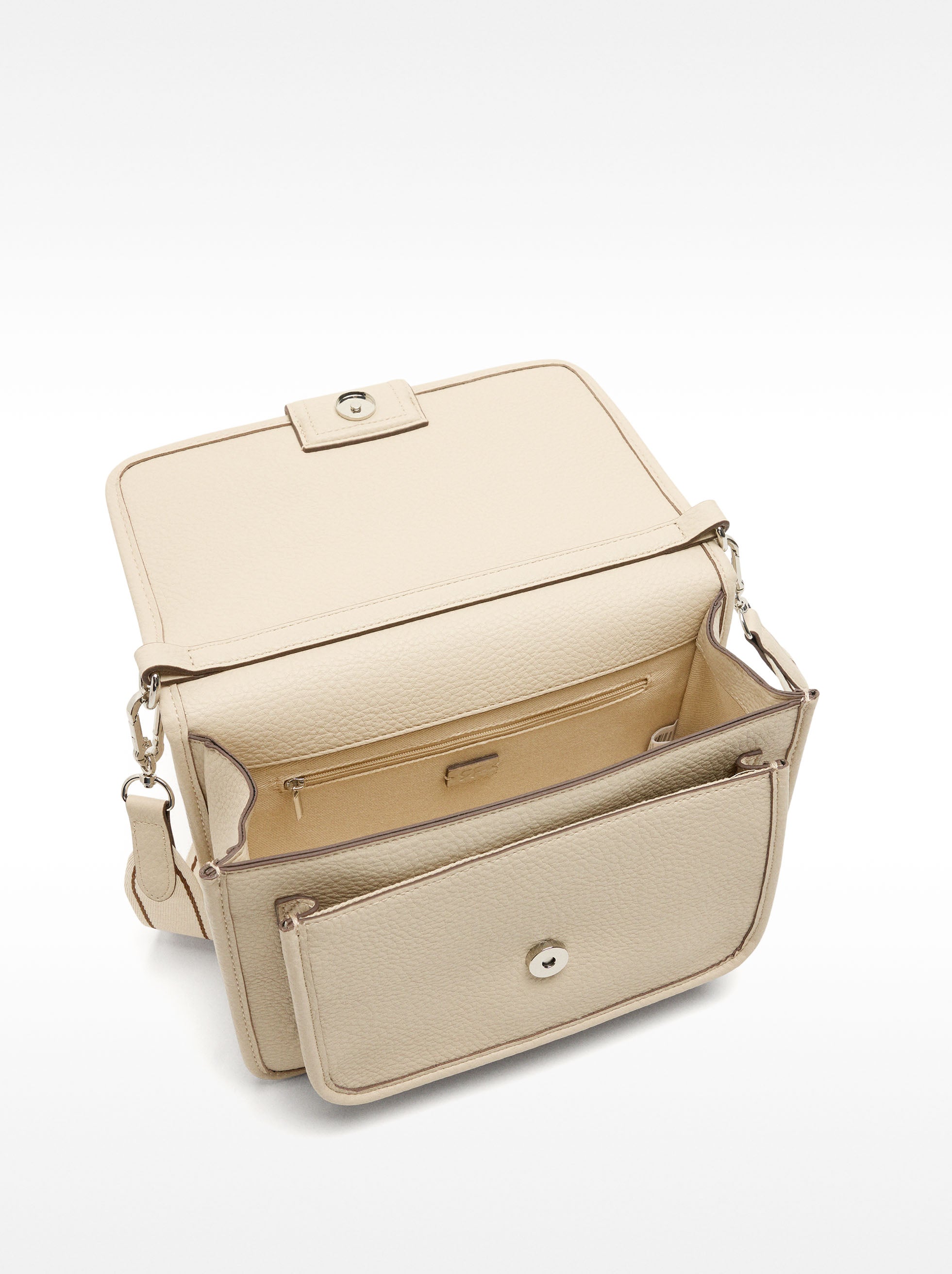 Bolso Bandolera Con Textura Y Solapa
