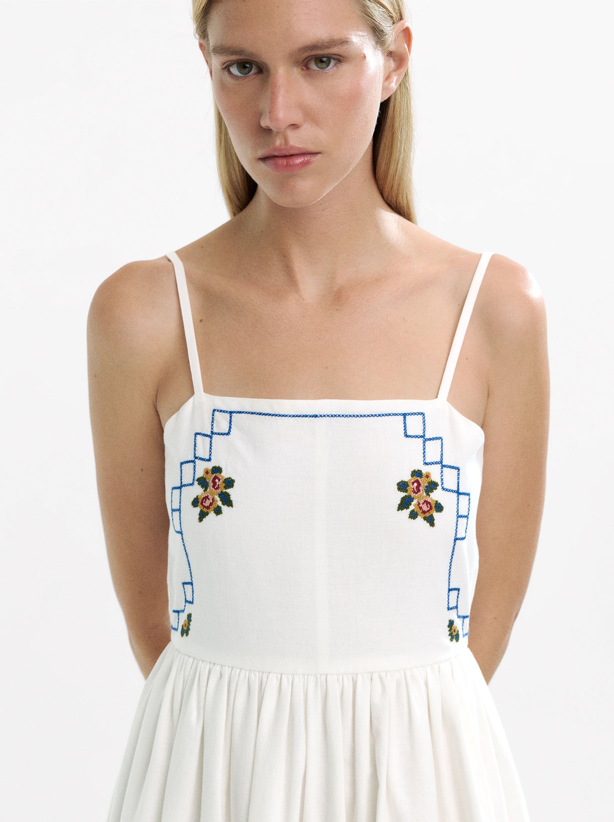 Vestido Largo Con Bordados