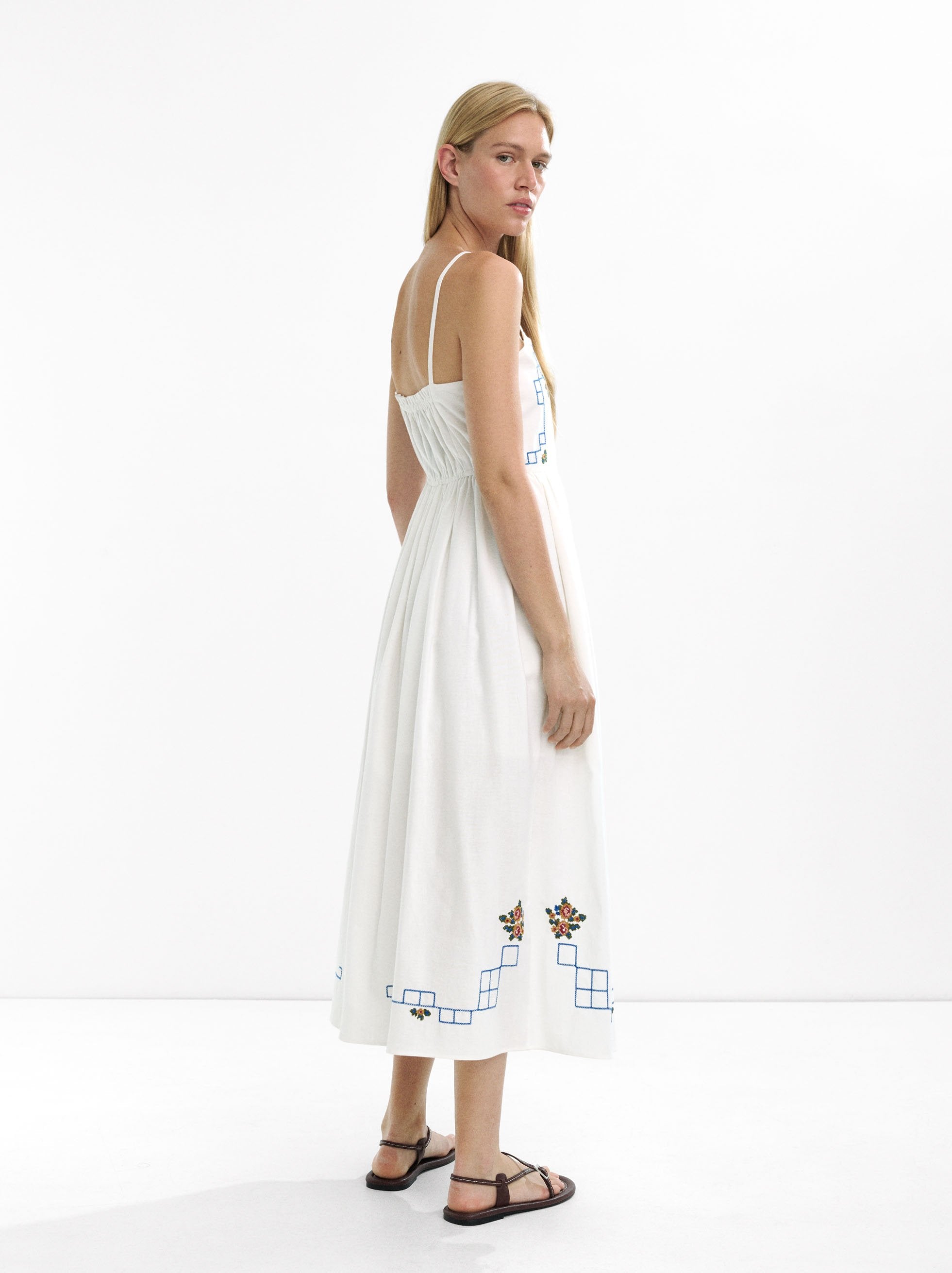 Vestido Largo Con Bordados
