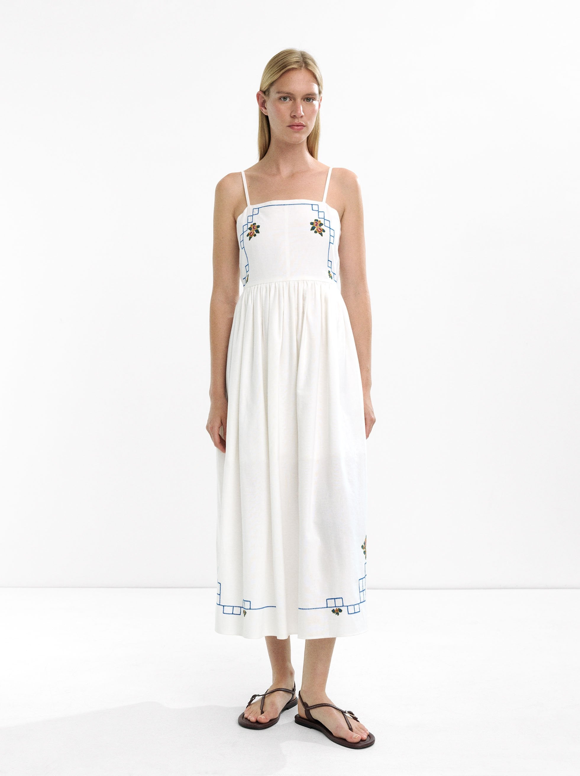 Vestido Largo Con Bordados