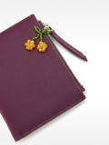 Cartera Con Textura Suave Y Charm Floral