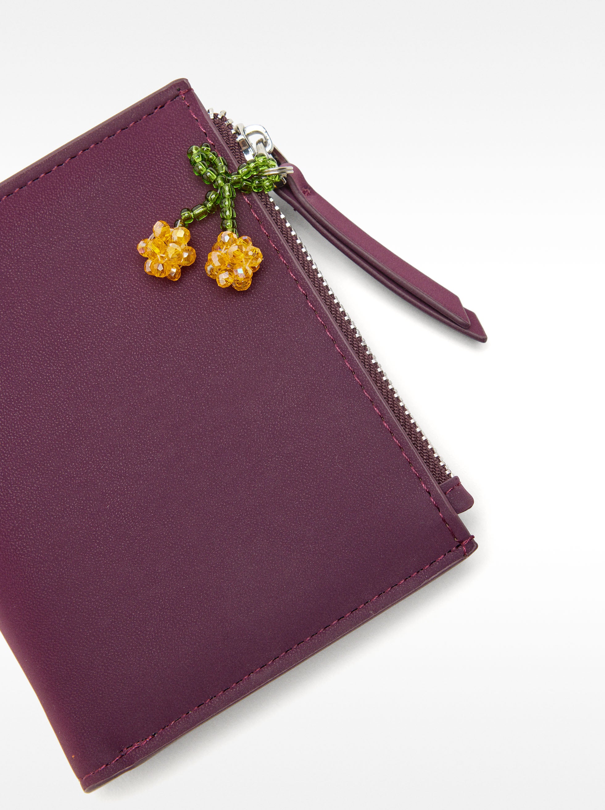 Cartera Con Textura Suave Y Charm Floral
