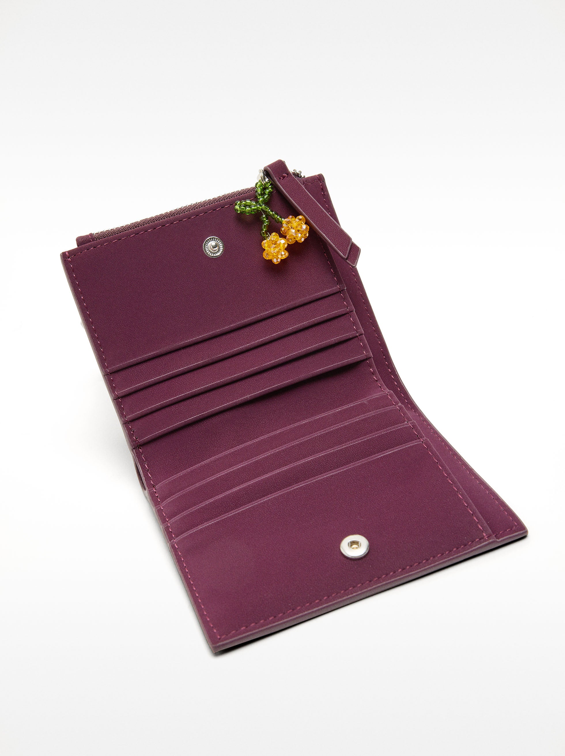 Cartera Con Textura Suave Y Charm Floral