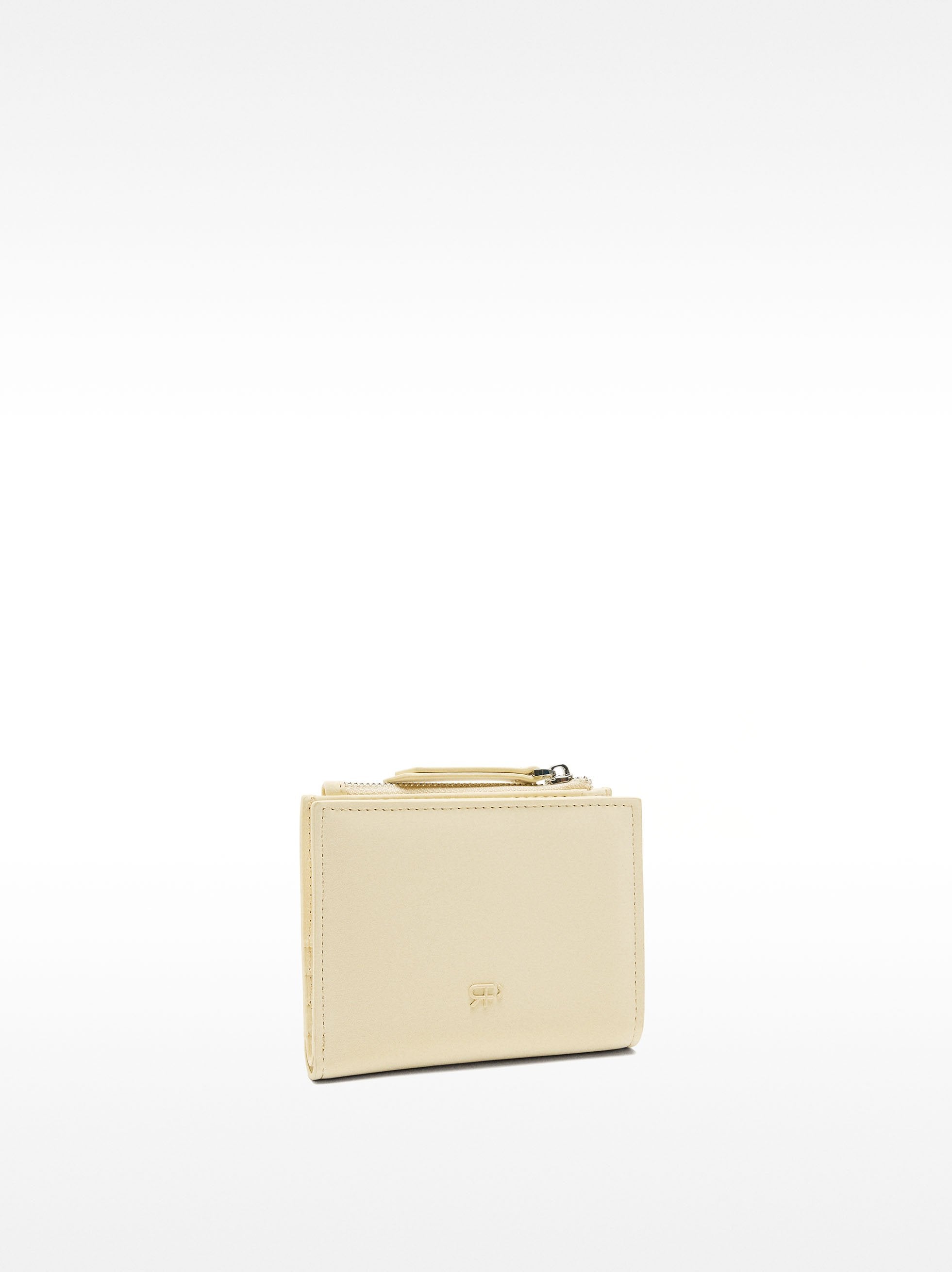 Cartera Con Textura Suave Y Charm Floral