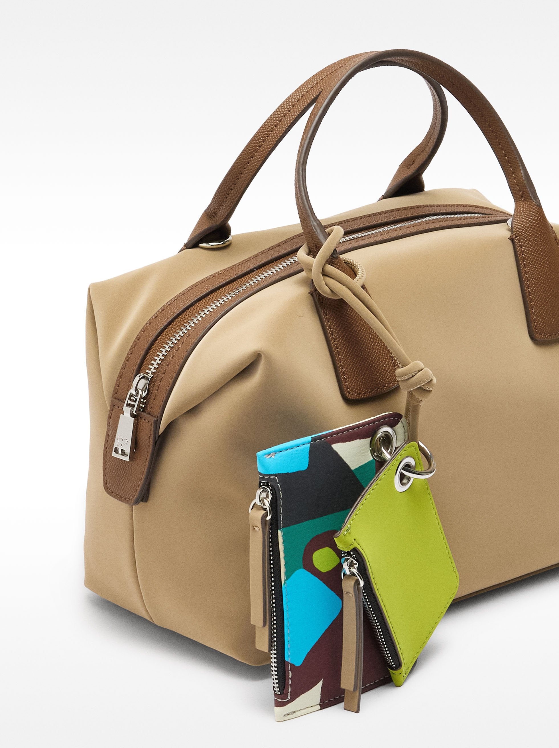 Bolso Tote Textura Suave Con Colgante M