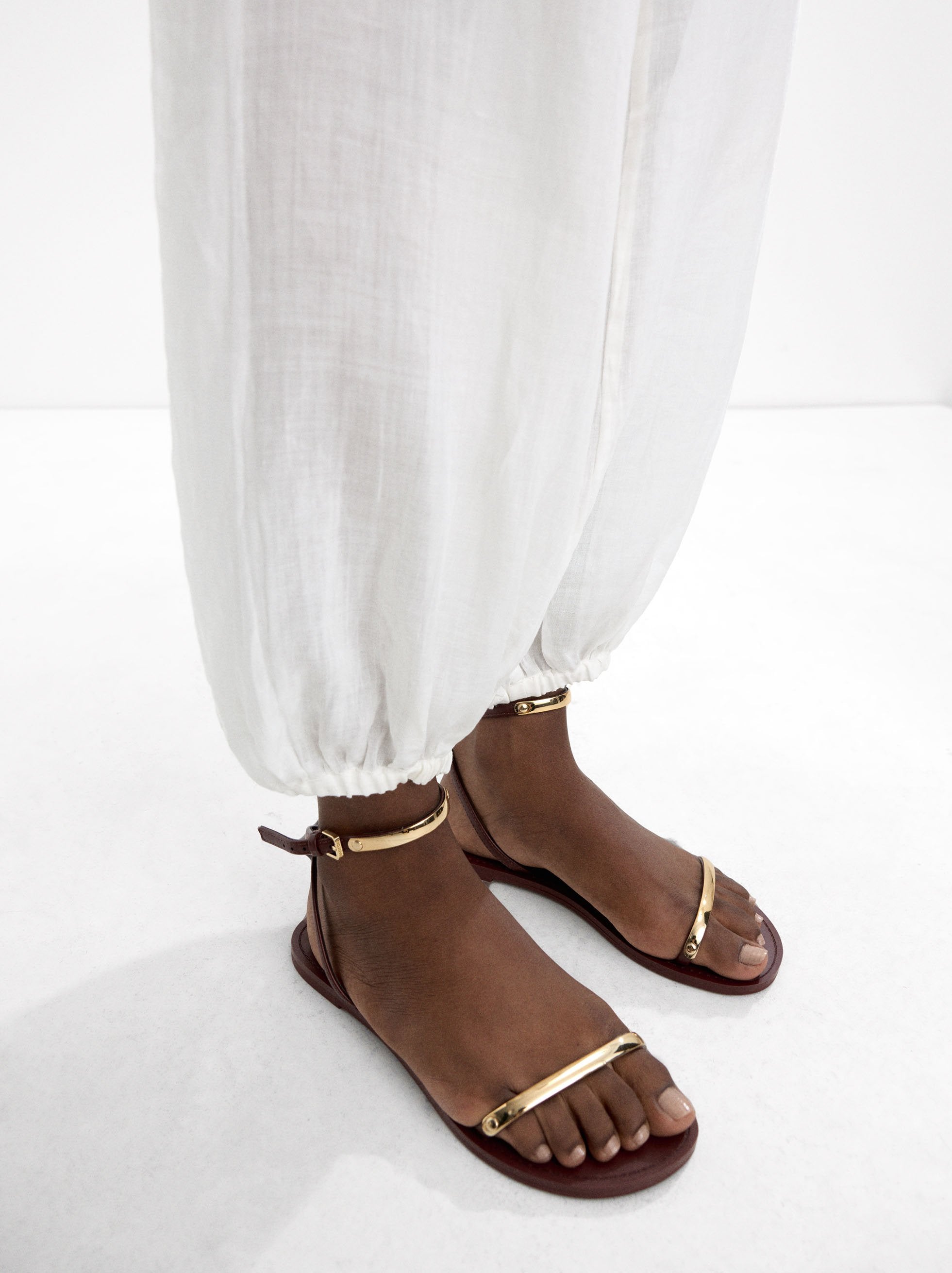 Sandalias Planas Con Detalles Metálicos