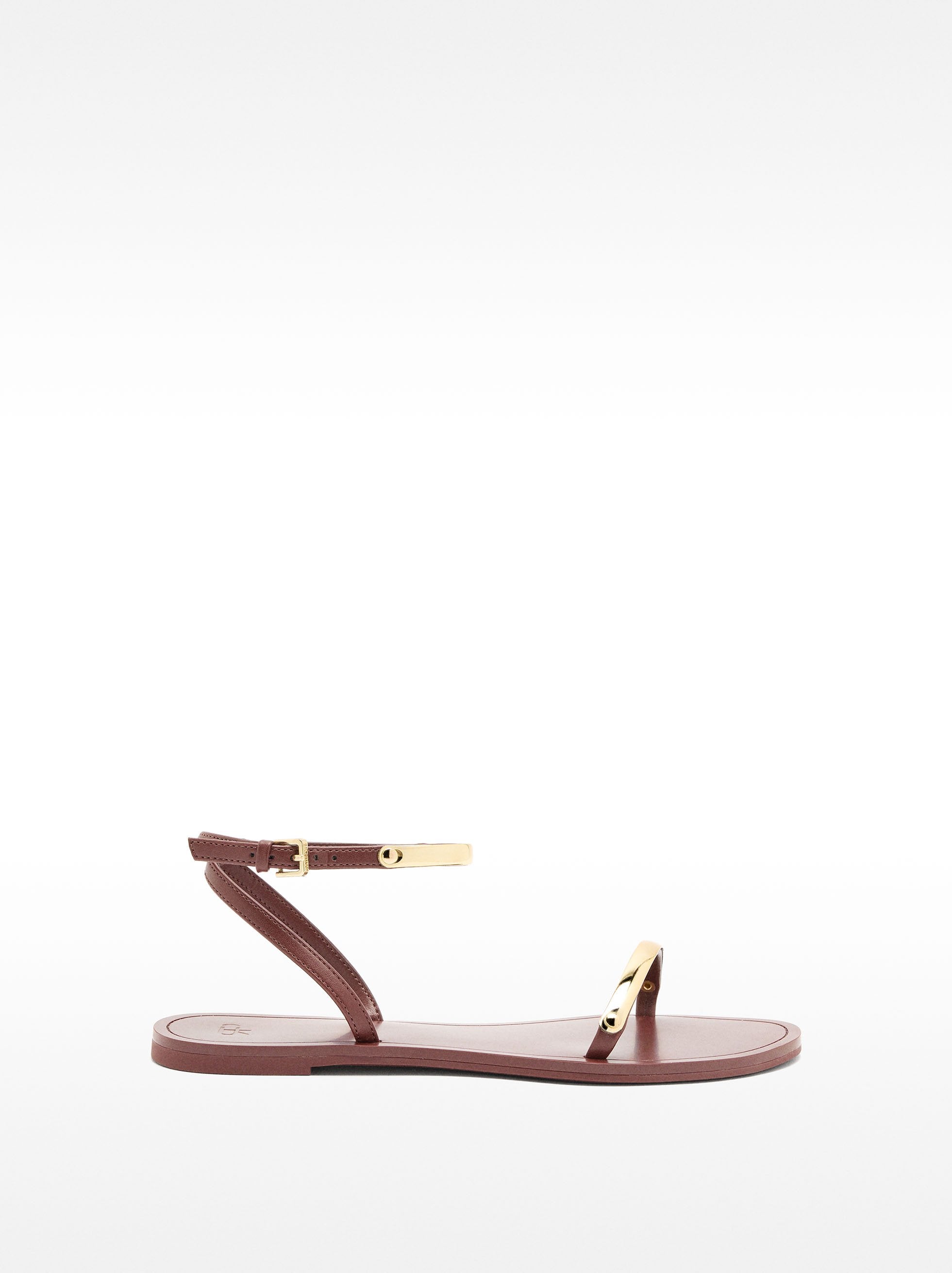 Sandalias Planas Con Detalles Metálicos