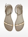 Sandalias Planas Con Detalles Metálicos