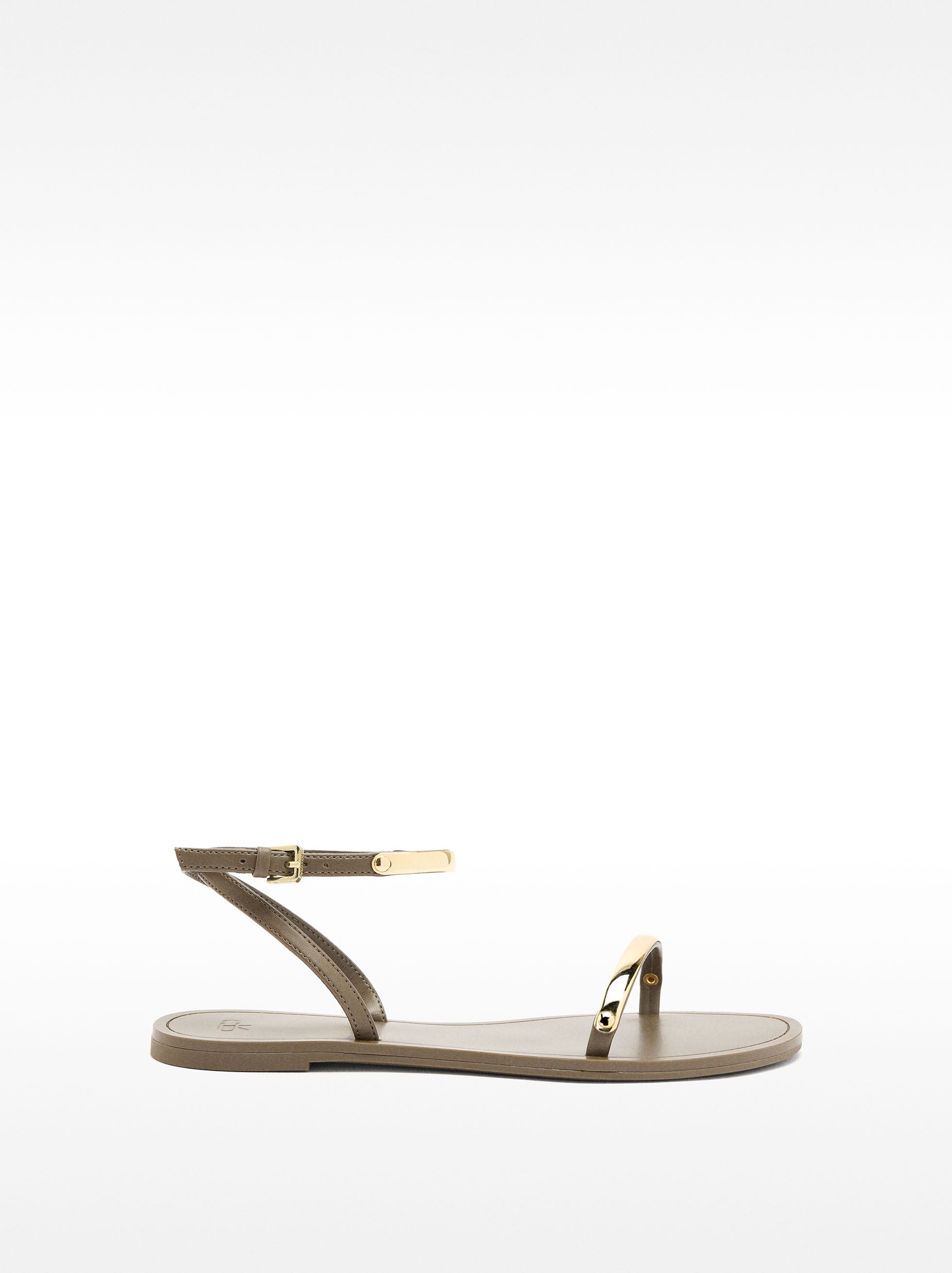Sandalias Planas Con Detalles Metálicos