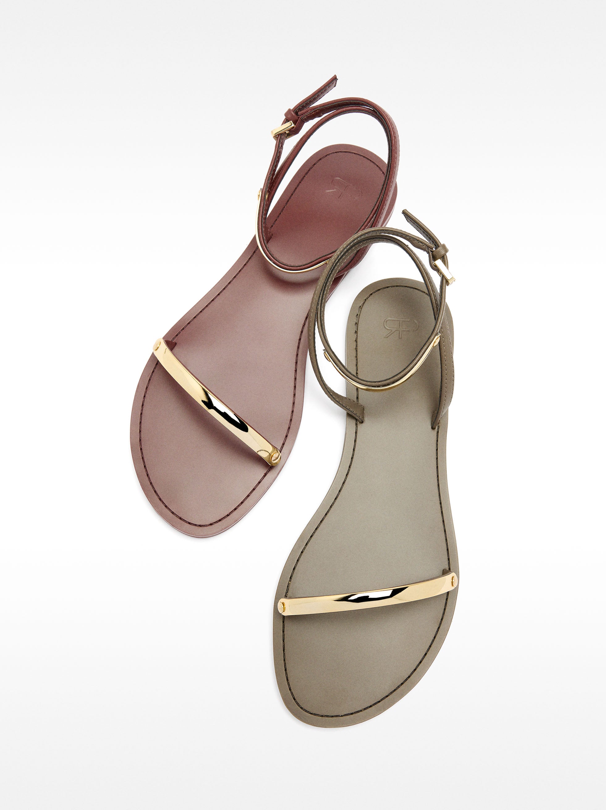 Sandalias Planas Con Detalles Metálicos