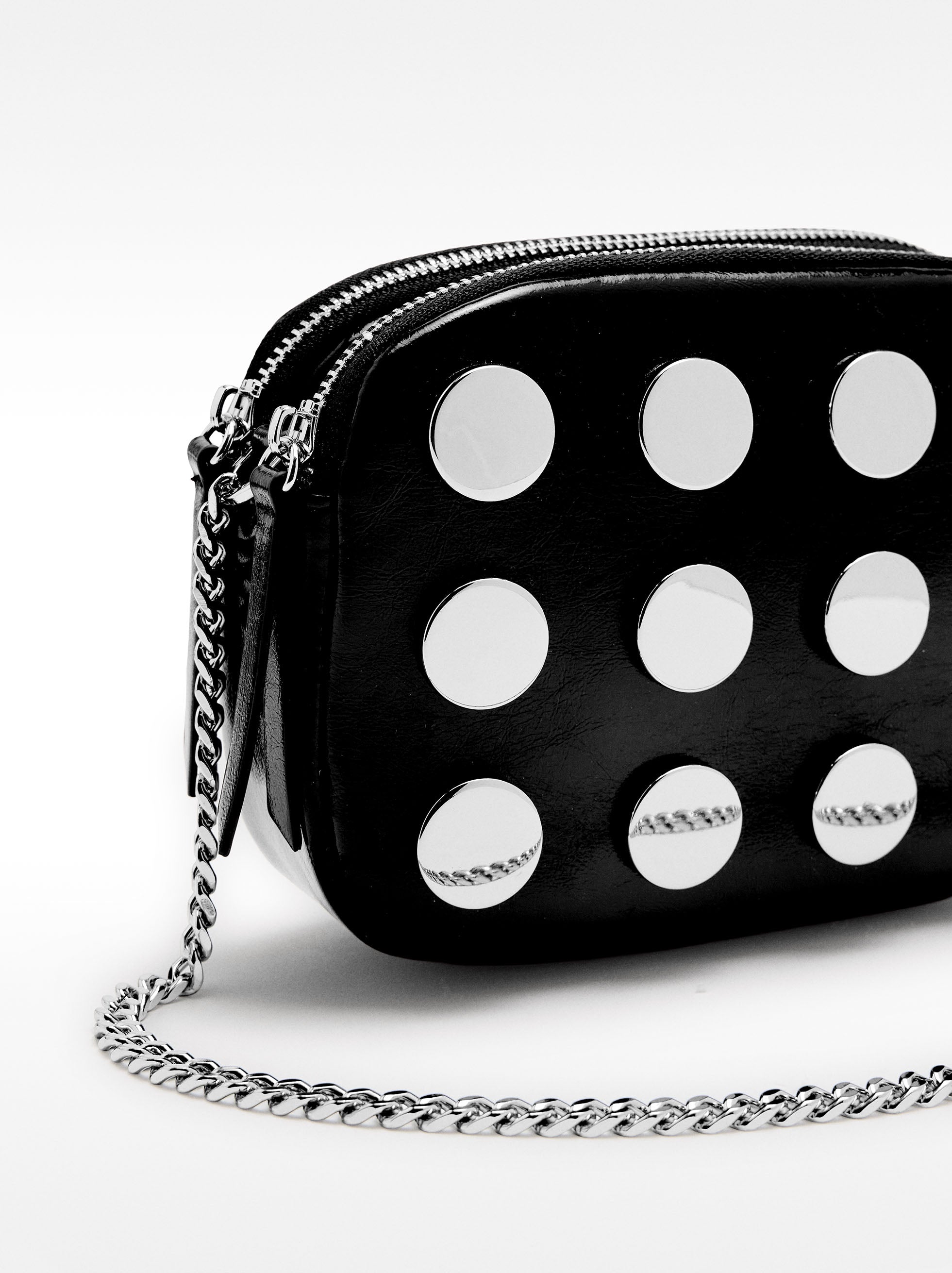 Bolso Bandolera Con Detalles Metálicos