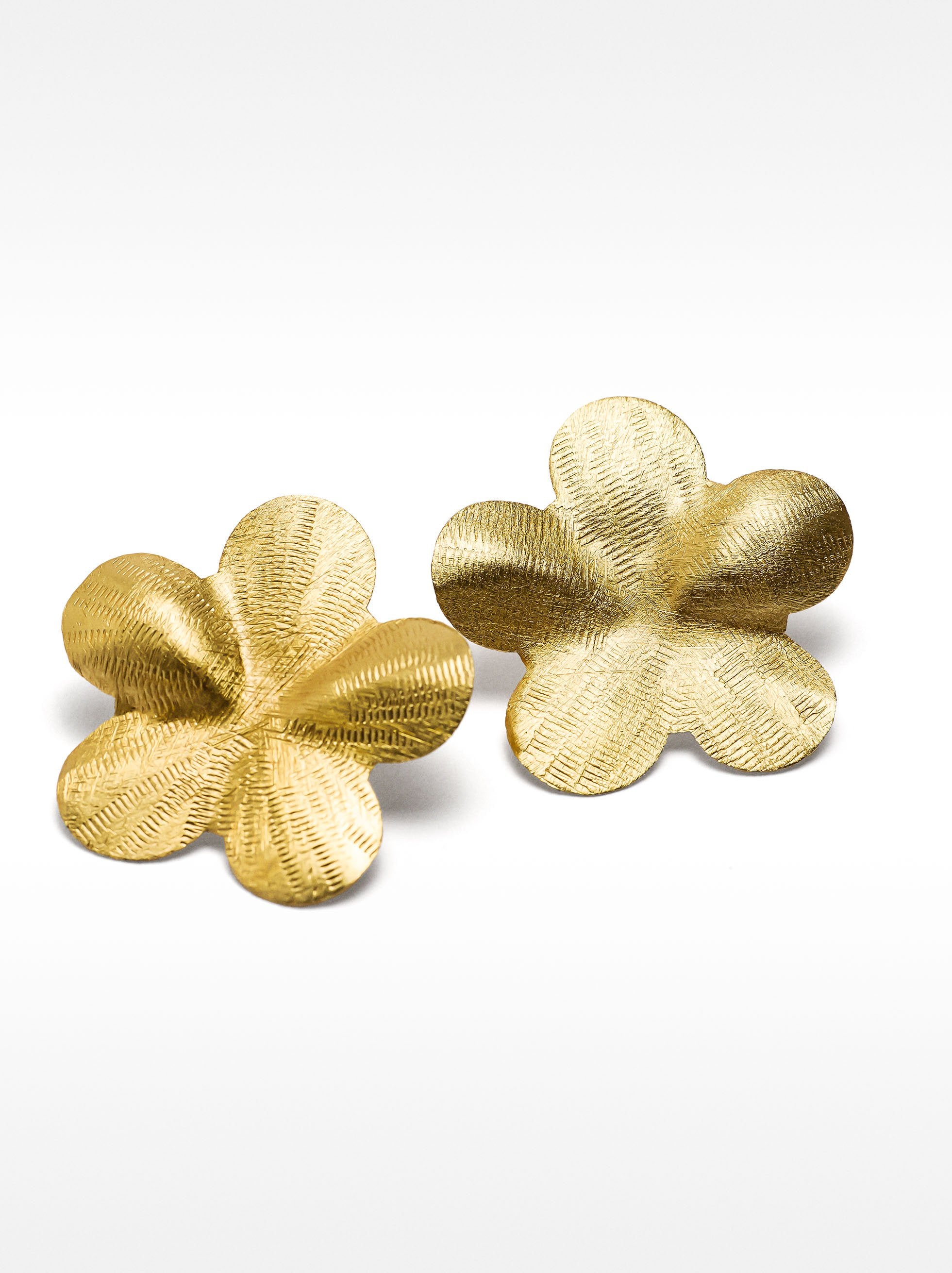 Pendientes Cortos Con Flor