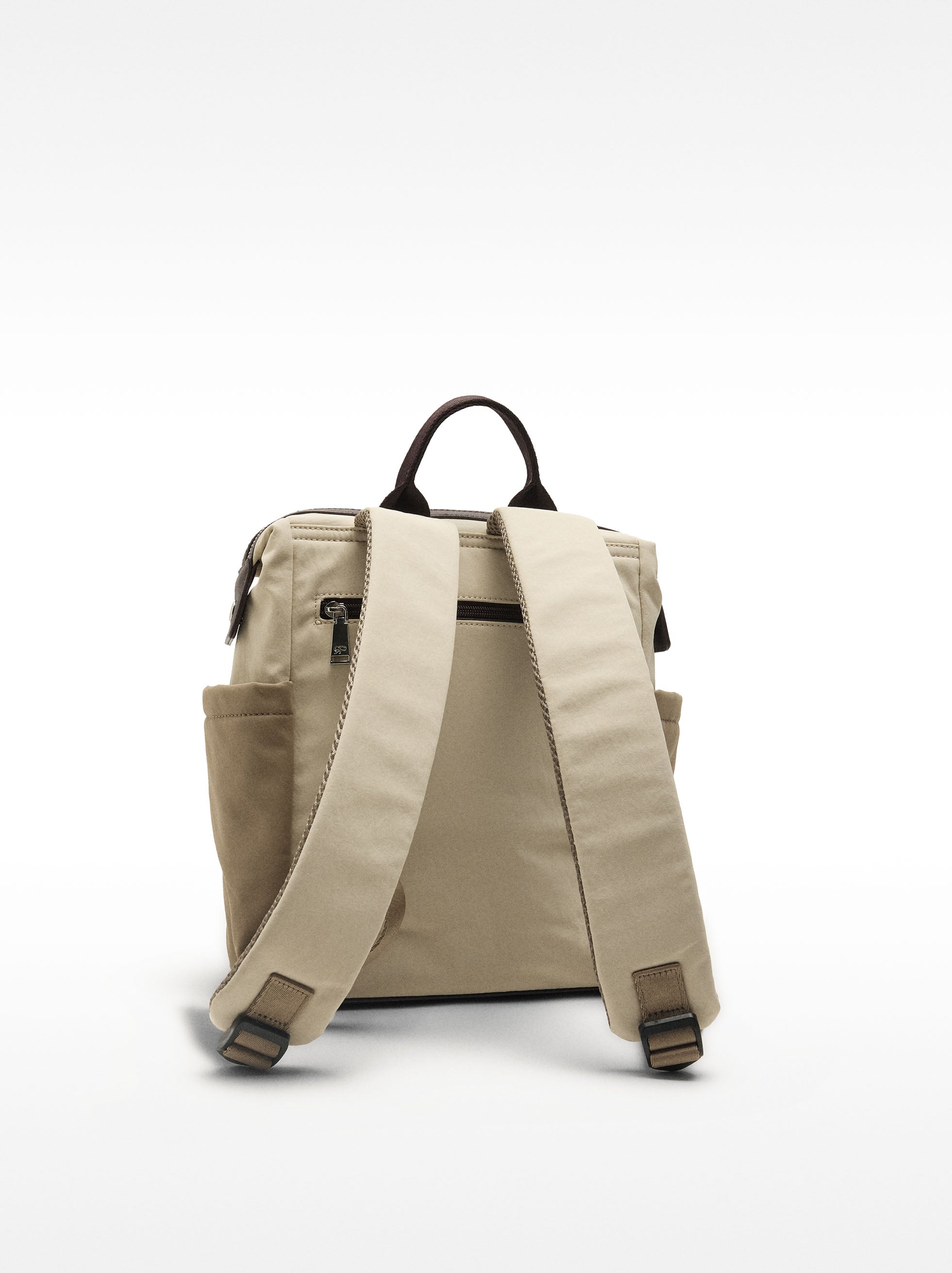 Mochila De Nylon Con Colgante