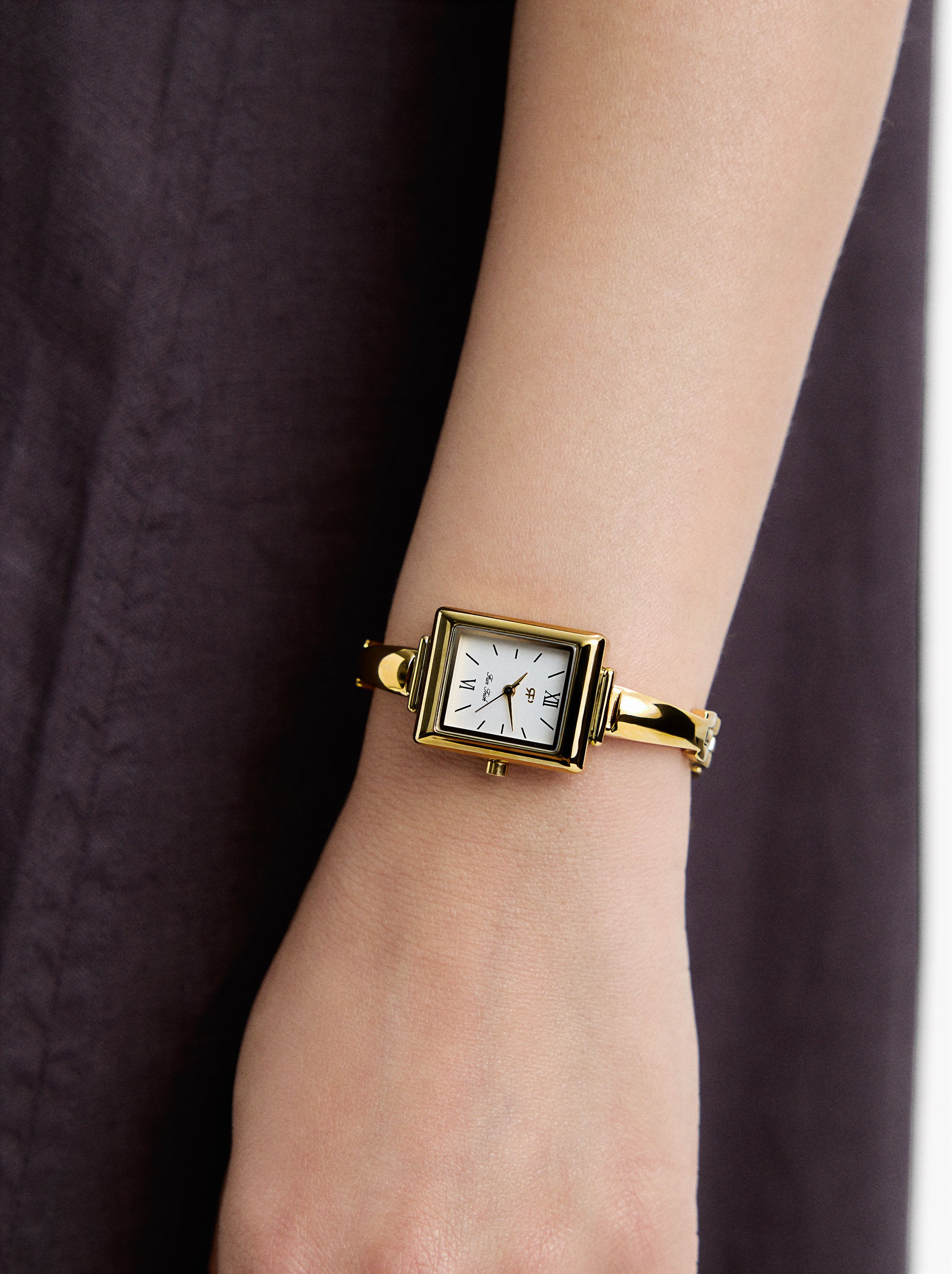 Reloj Cuadrado Dorado