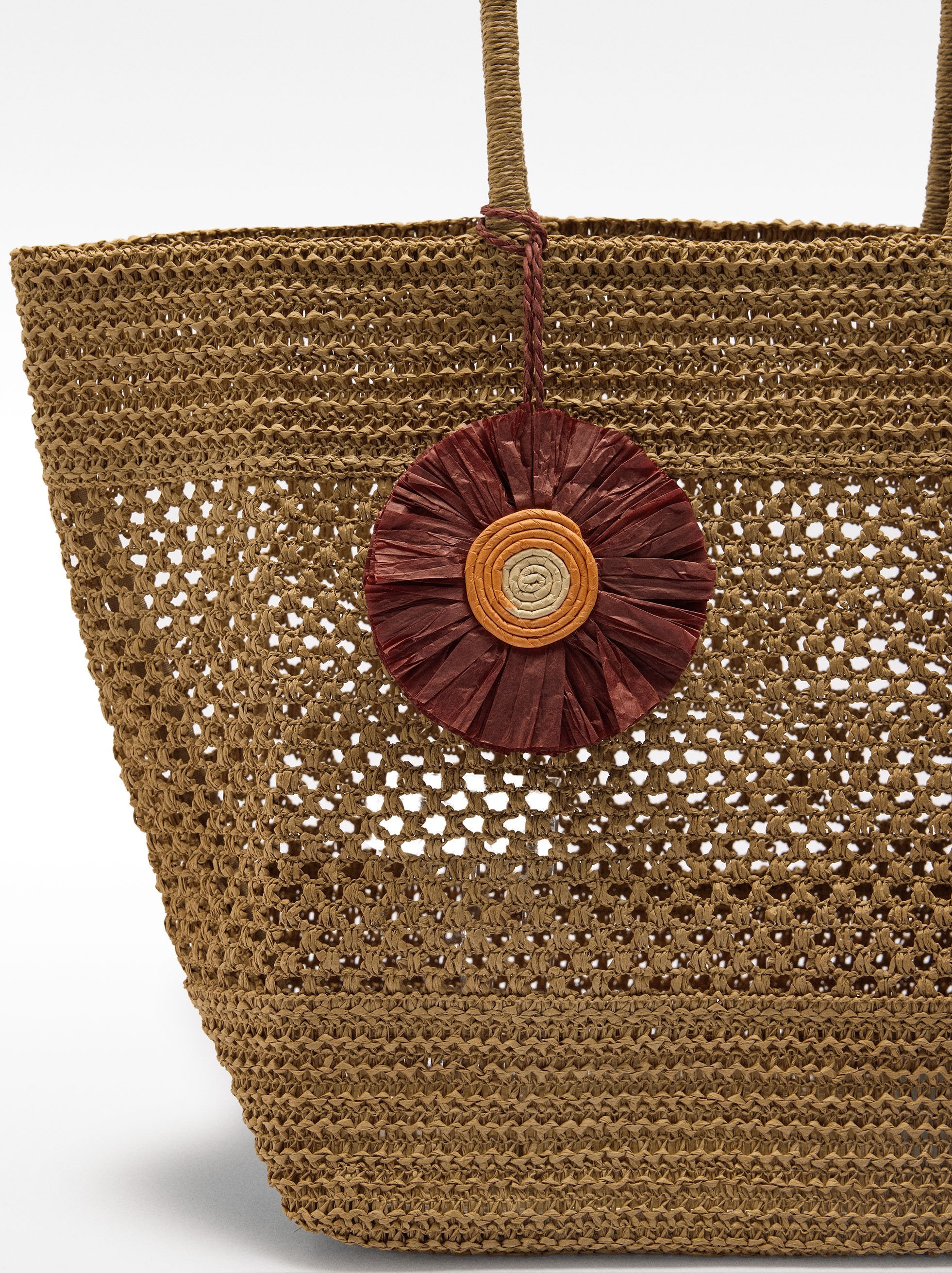 Bolso Shopper De Efecto Rafia Con Colgante