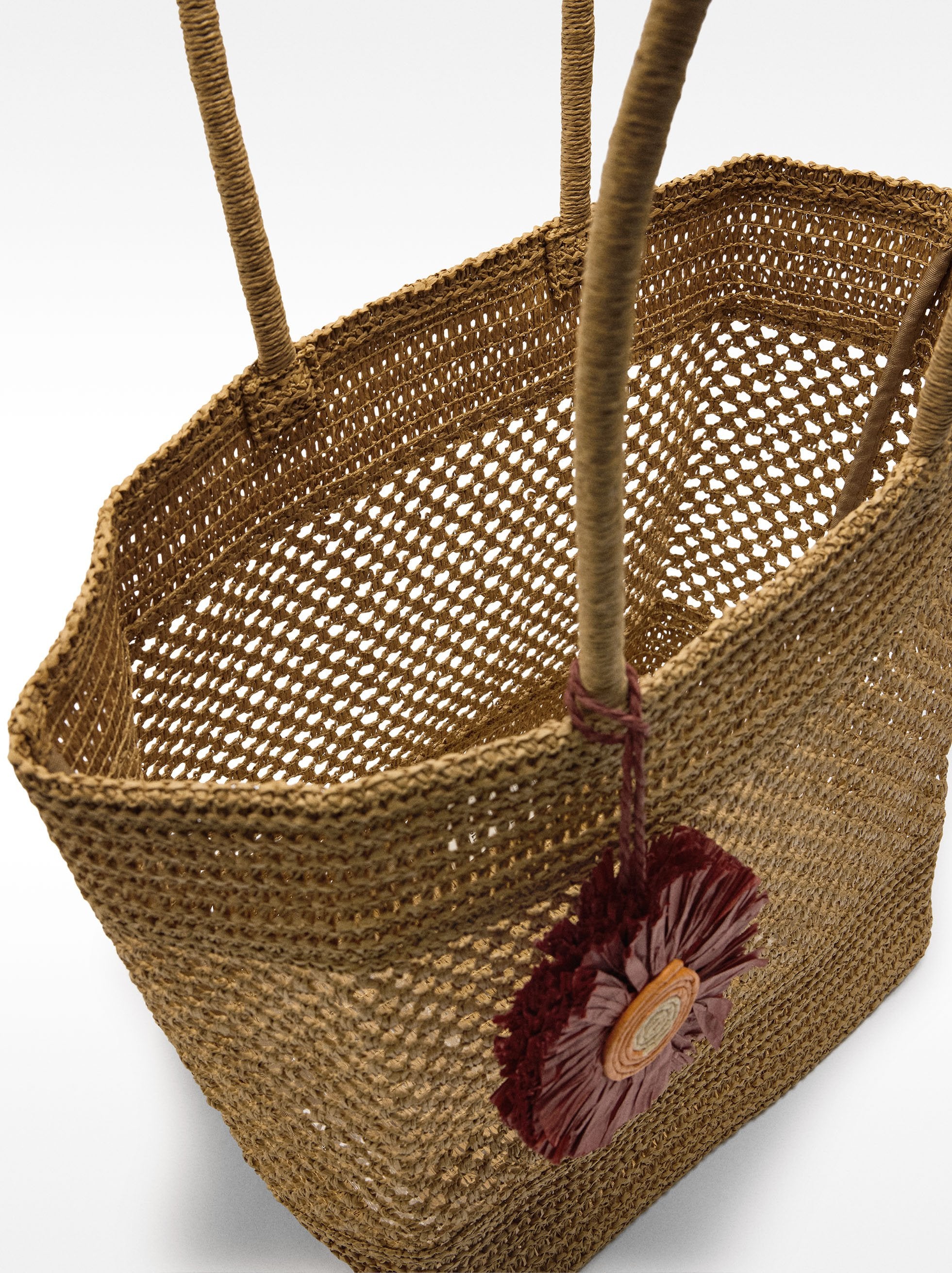 Bolso Shopper De Efecto Rafia Con Colgante